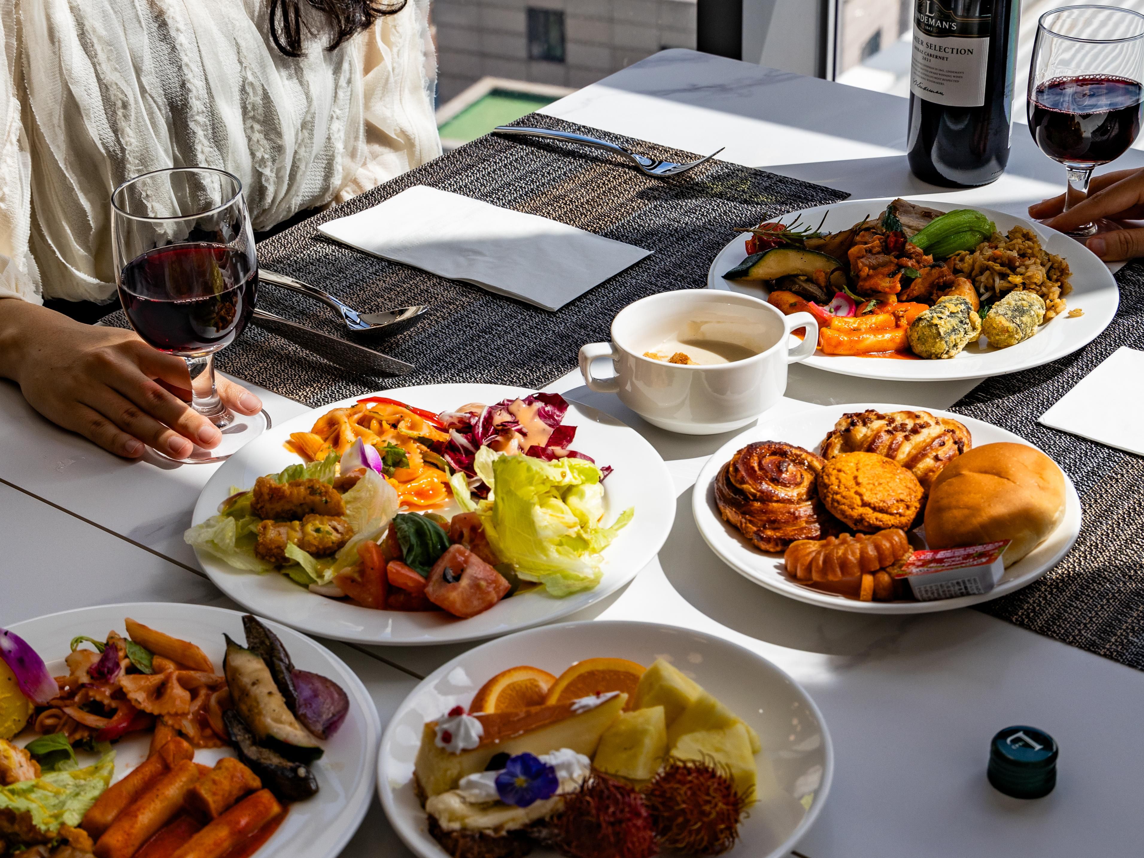 Dig deep into this delightful feast at Sunset Cloud, where different culinary worlds collide. Indulge in a variety of Chinese, Korean, and Western dishes while basking in the soothing ambiance and stunning views of Hongdae City. With a glass of wine in hand, enjoy a leisurely meal that is a feast for the senses.