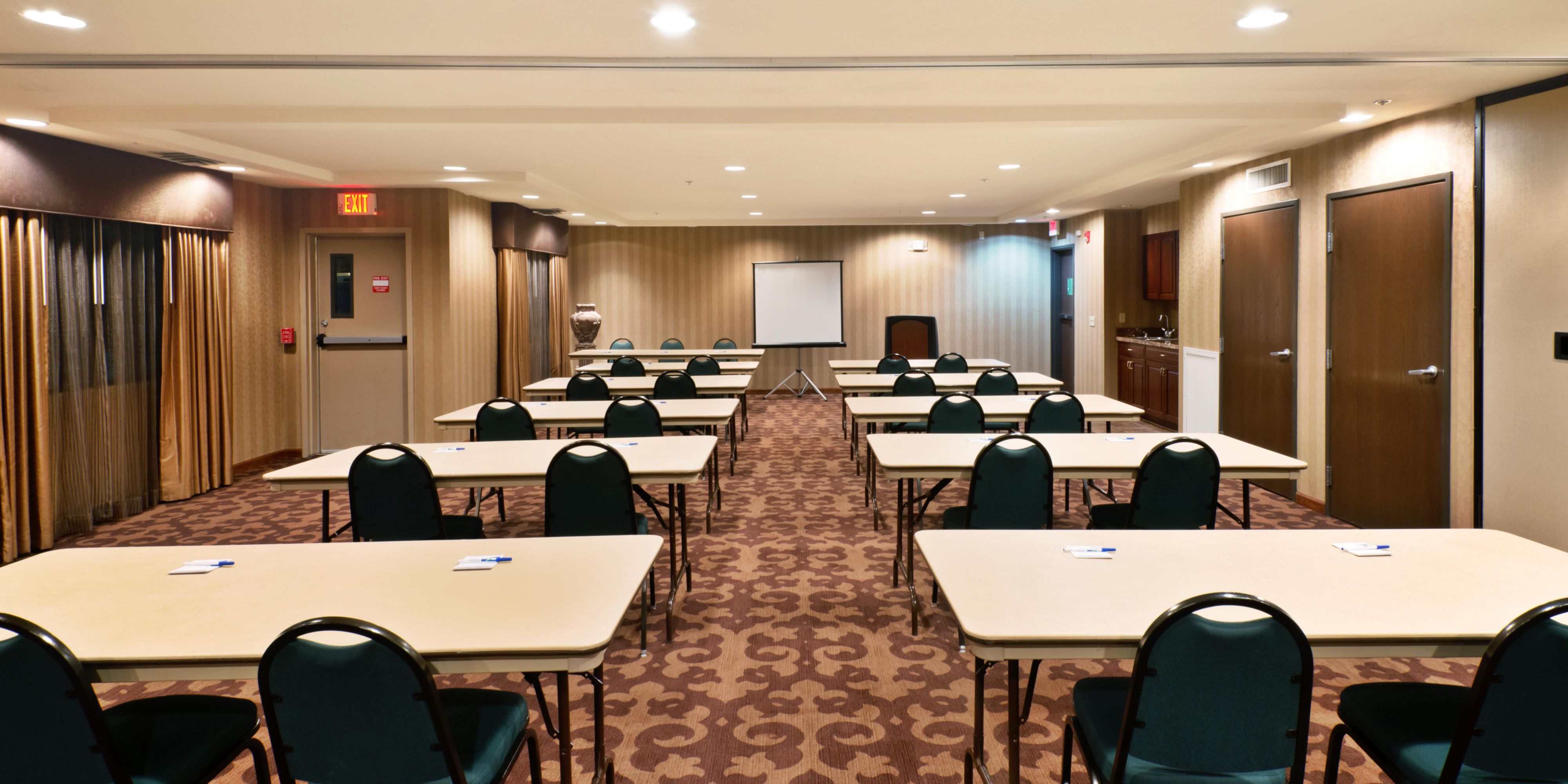 The Holiday Inn Express Show Low boasts 1200 square feet of modernly appointed meeting space. The space can accommodate up to 100 meeting attendees depending on the style or layout of event space. The space can also be divided into two separate spaces. Call now to book your next event!