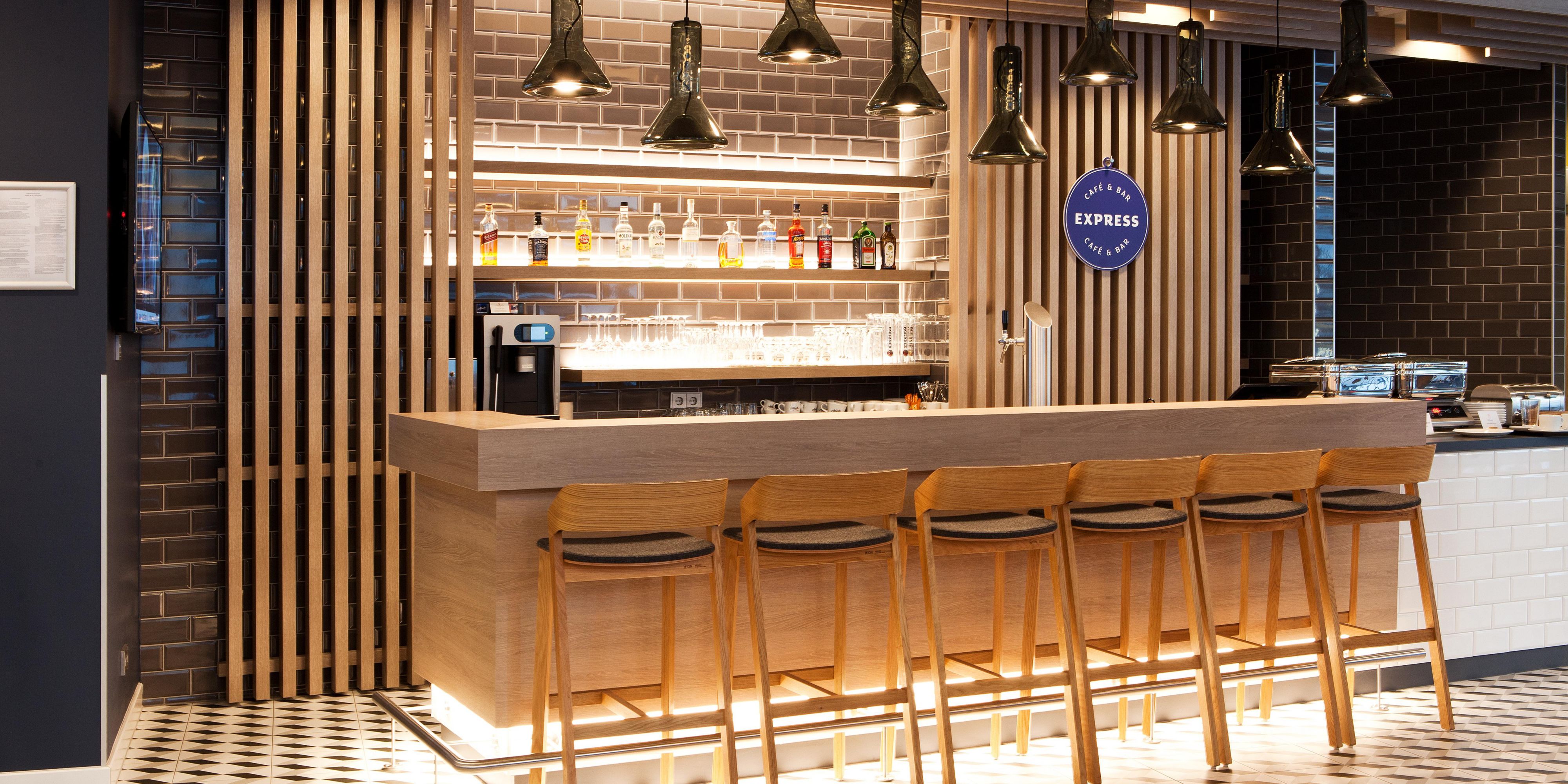 Besuchen Sie unsere unsere 24 Stunden am Tag geöffnete Hotelbar für ein Getränk oder Snack.
