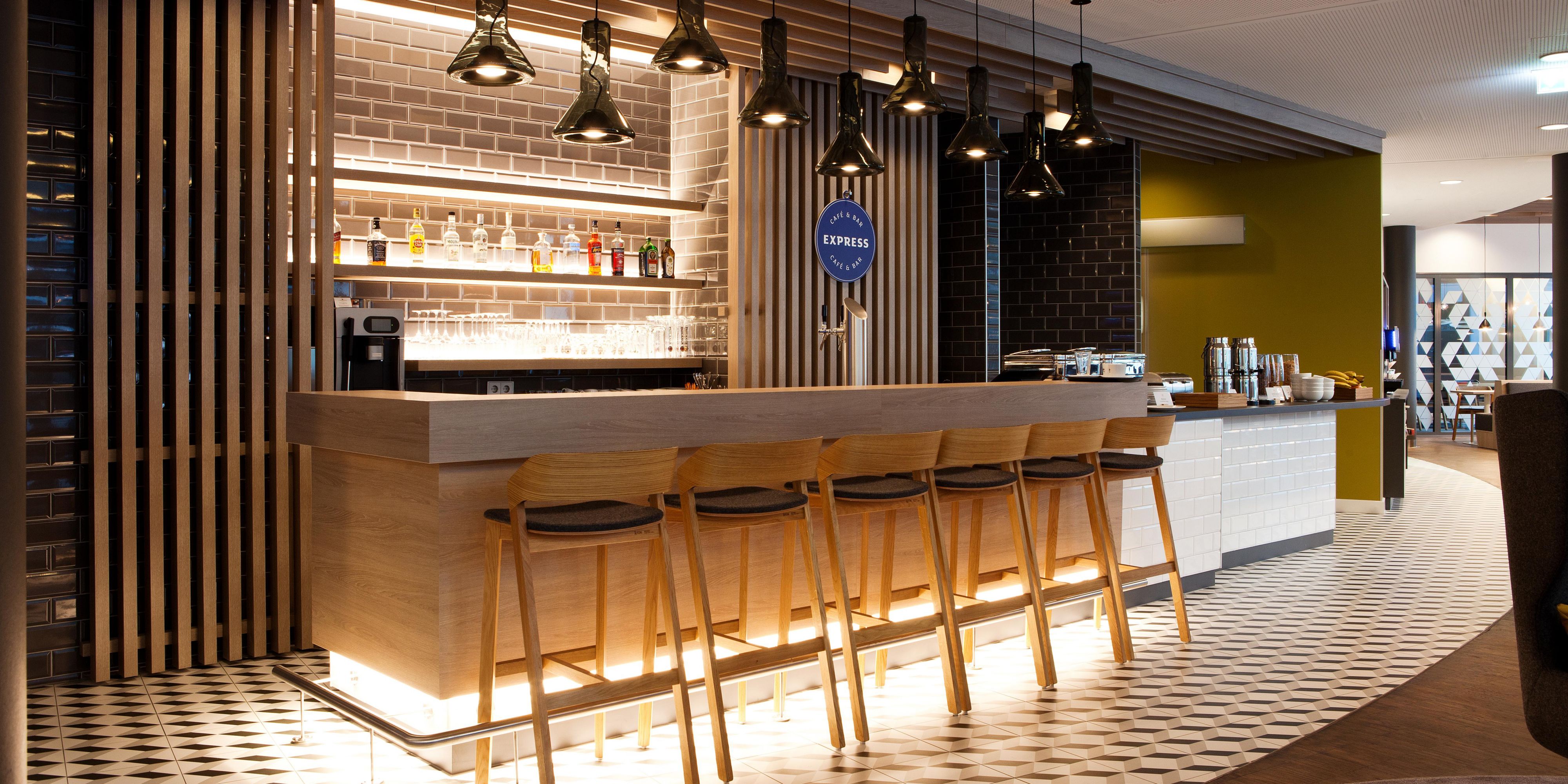 Besuchen Sie unsere unsere 24 Stunden am Tag geöffnete Hotelbar für ein Getränk oder Snack.