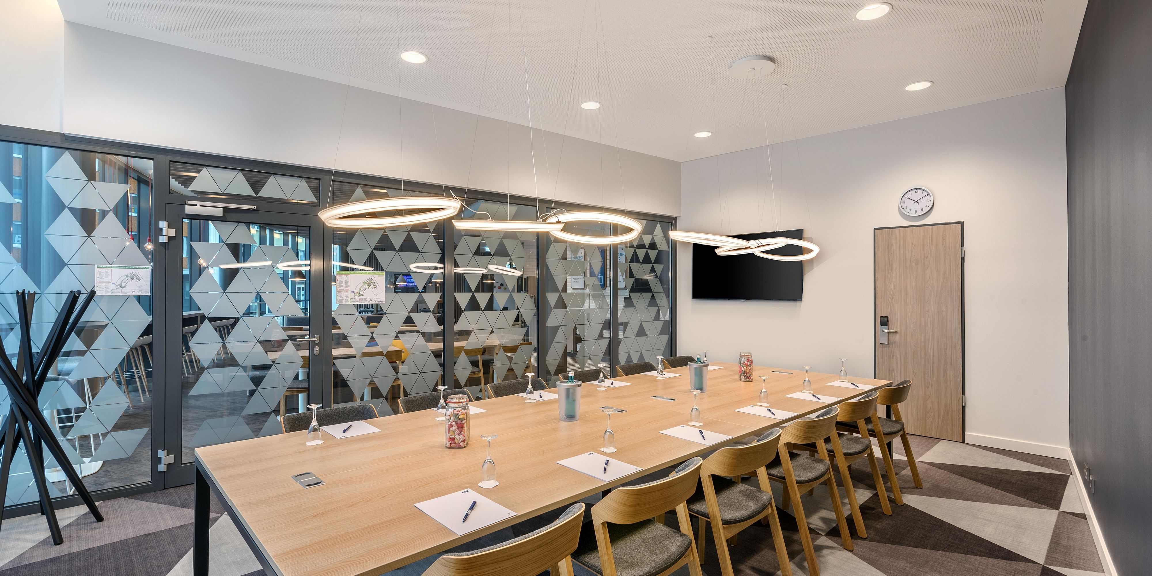 Für Ihre Meetings steht Ihnen unser lichtdurchfluteter Besprechungsraum (33 m²) im Erdgeschoss für max. 16 Personen zur Verfügung.