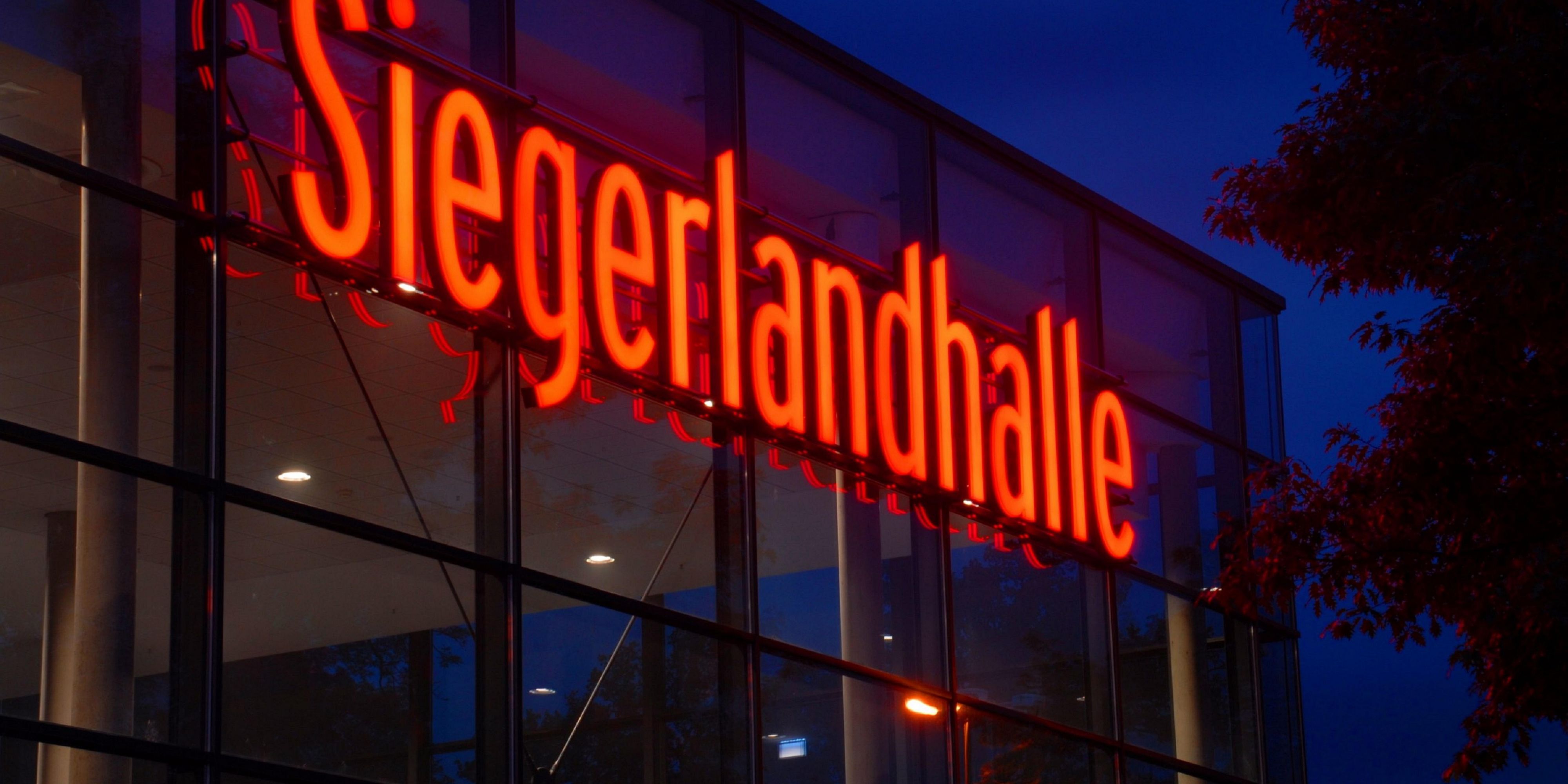 Nur 200 m von unserem Hotel entfernt befindet sich die Siegerlandhalle, in der Sie Tagungen, Messen, Veranstaltungen und Konzerte live erleben können.