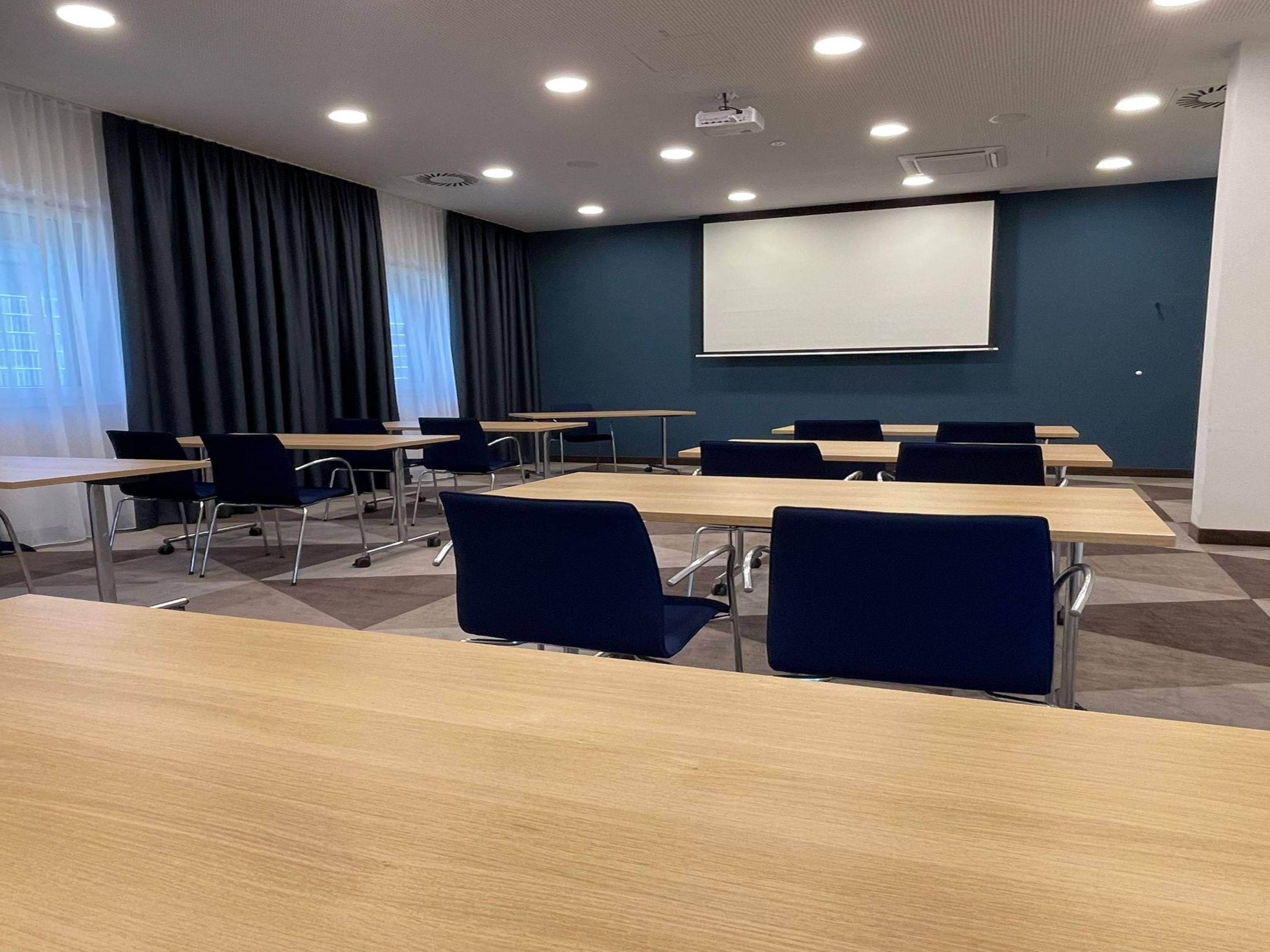 Our new and modern meeting room is not only available for business meetings. The meeting room can also be booked for family reunions and birthdays. For more information, please contact us directly.