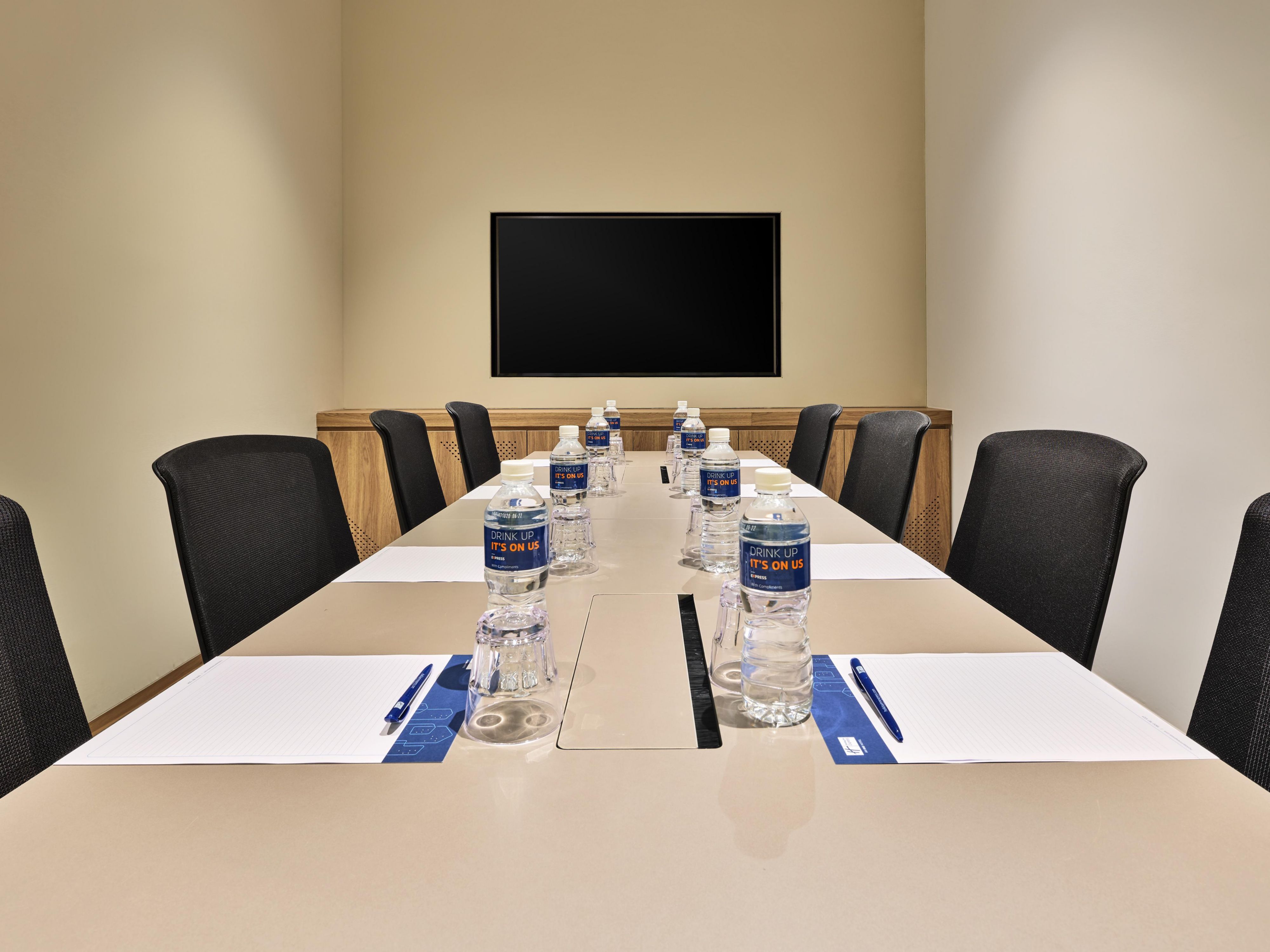 Need a space to get work done or hold a meeting? Our meeting room at Holiday Inn Express Singapore Serangoon is the perfect solution. Designed to accommodate up to 8 people, our meeting room is equipped with modern amenities such as Wi-Fi and a flat-screen TV to make your business meetings more productive. 
