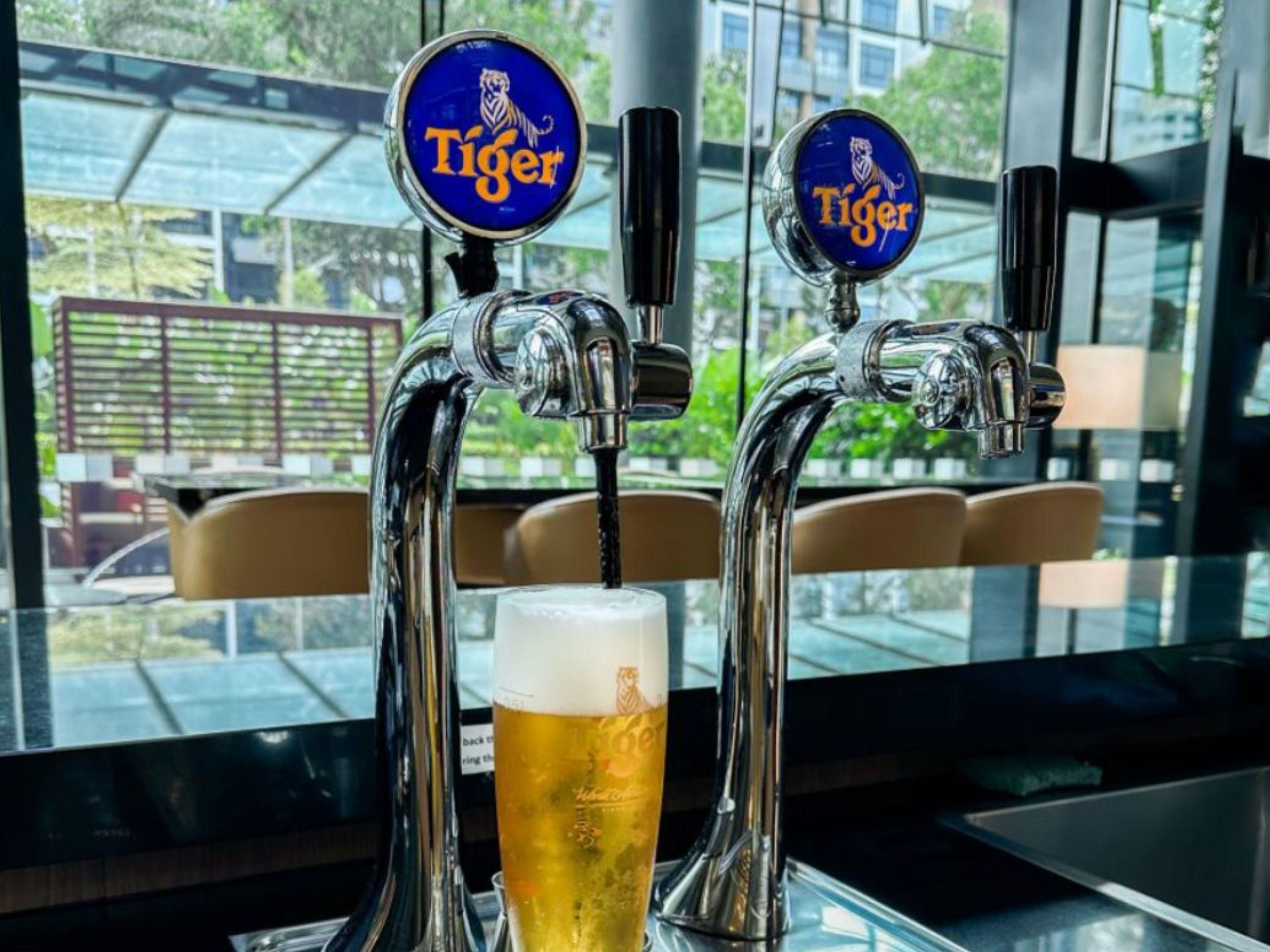 Deléitese con una selección de cervezas y vinos a solo $12++ cada uno, disponibles todos los días de 5p. m. a 8p. m. en nuestro Great Room Bar. Los términos y Condiciones aplican.