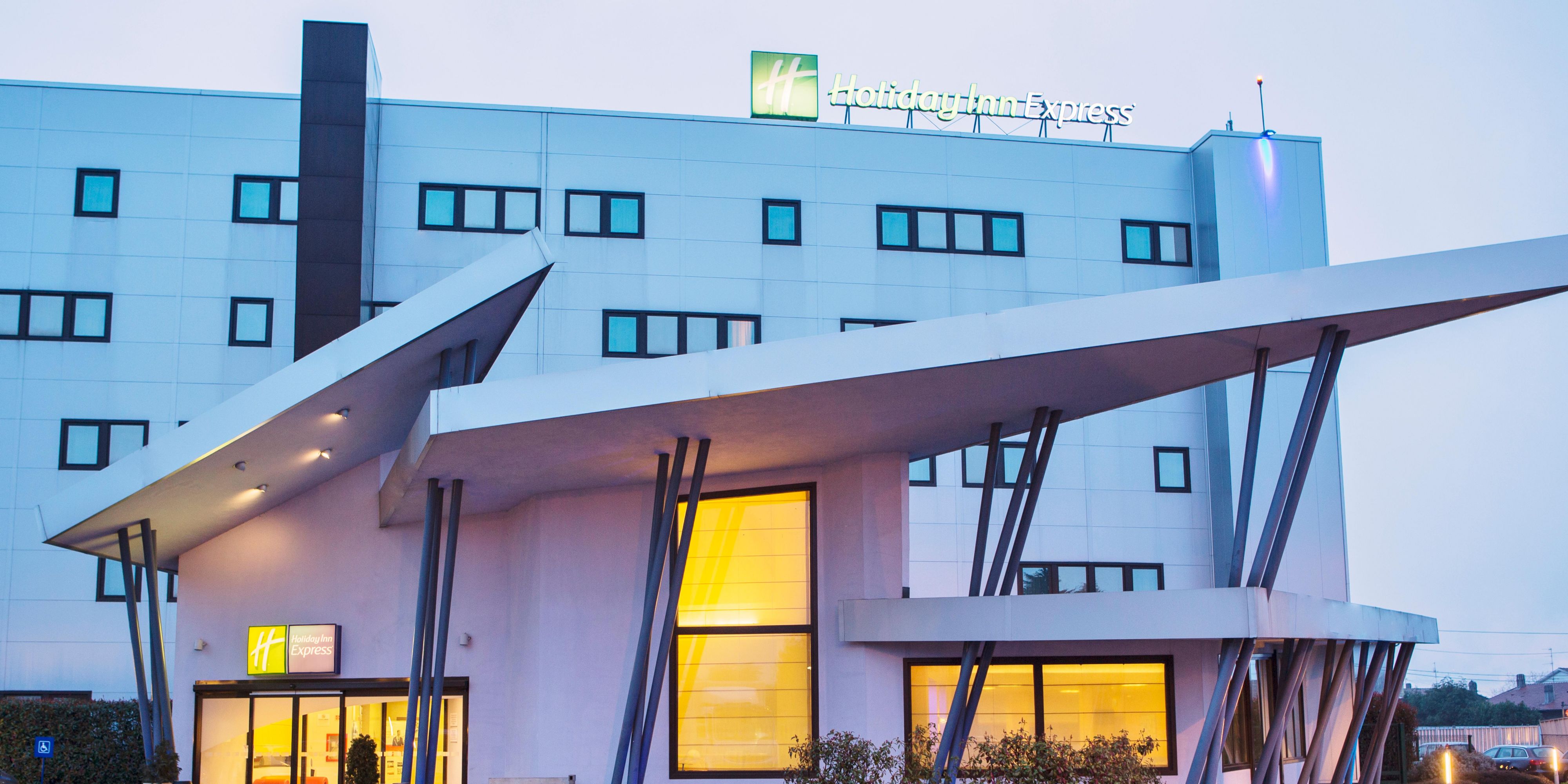 Dall’aeroporto di Malpensa è possibile raggiungere l’hotel:
- in taxi: le banchine dei taxi si trovano al Terminal 1 agli ARRIVI, piano terra, uscita porta 6 ed al Terminal 2 alla porta 4 
- col servizio bus gratuito dell’aeroporto: prendere il collegamento tra il terminal 1 e 2, scendere alla fermata Case Nuove, l’hotel dista 300 mt