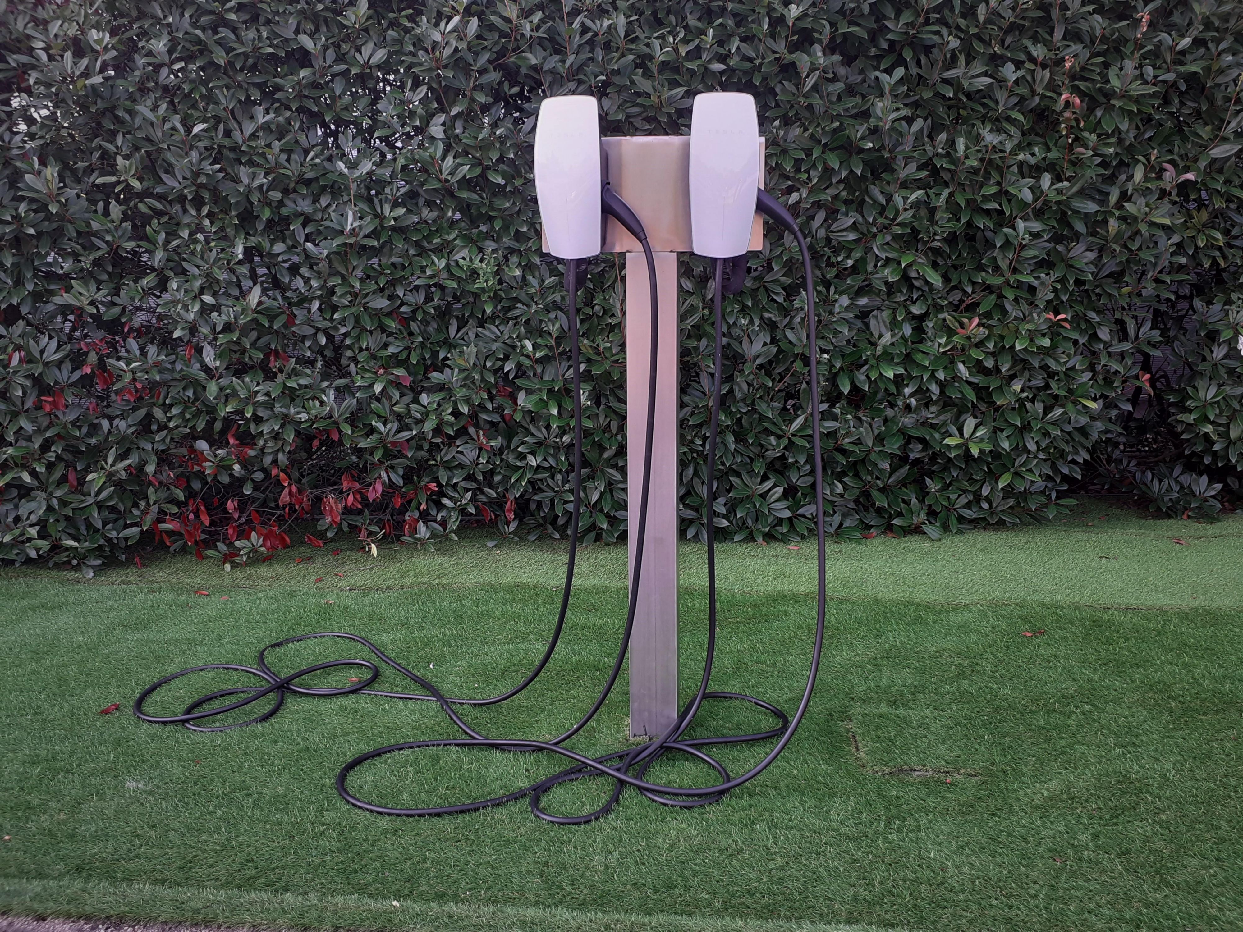 Ofrecemos dos estaciones de carga de vehículos eléctricos, ubicadas en nuestro parking, aptas para todo tipo de coches: una con conector Tesla y otra universal. Por favor, póngase en contacto con la recepción del hotel para obtener información y el coste del servicio.