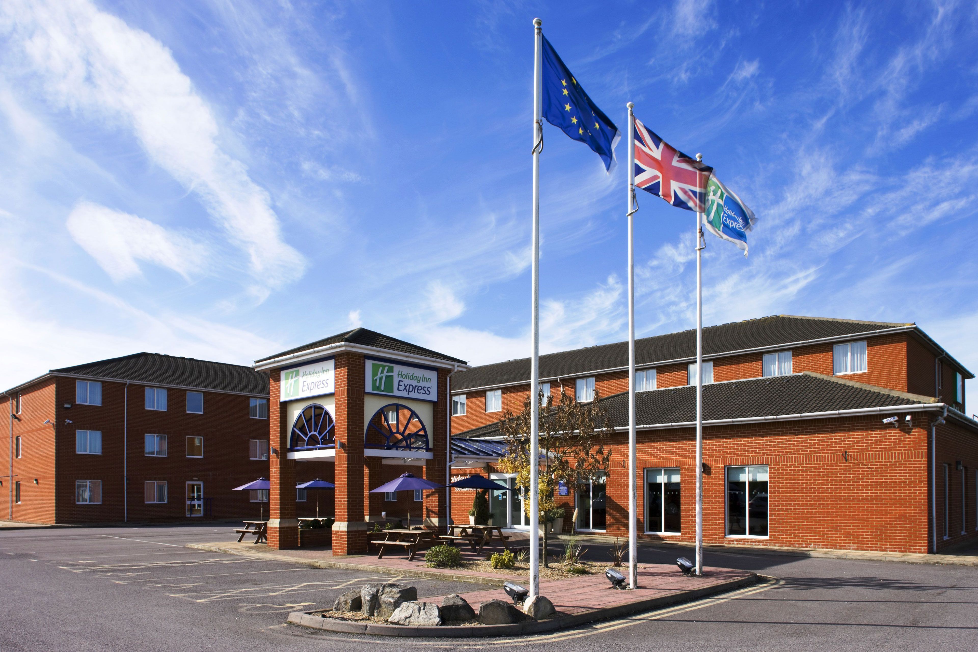 Bandera De Costa De Marfil E Irlanda Nursling Hotel: Holiday Inn Express Southampton - West