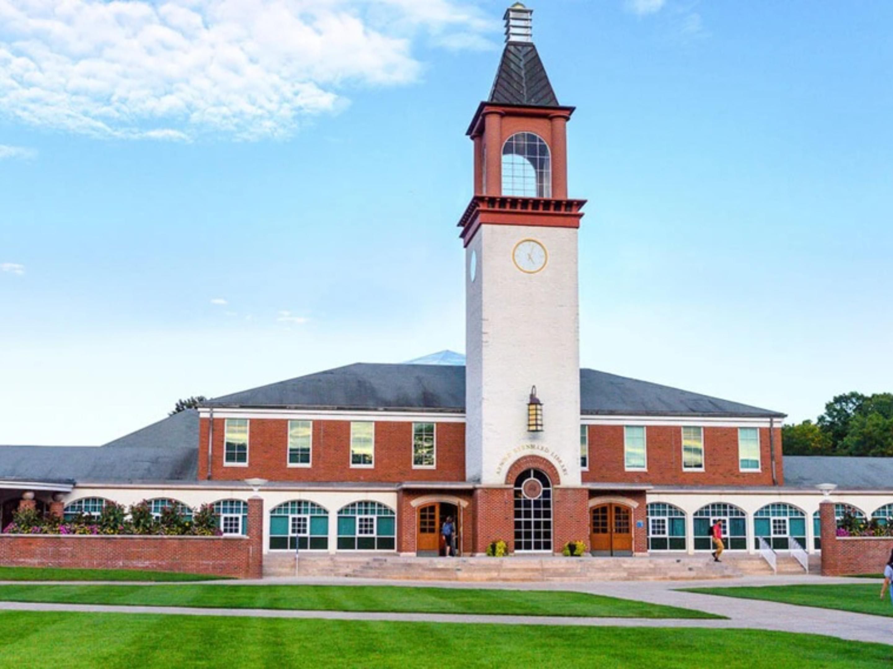 Located less than 30 minutes from campus, Holiday Inn Express Southington is the perfect home base for campus tours, family visits, special events, or student move-in weekends. Enjoy modern amenities, comfortable accommodations, and easy access to everything the area has to offer.