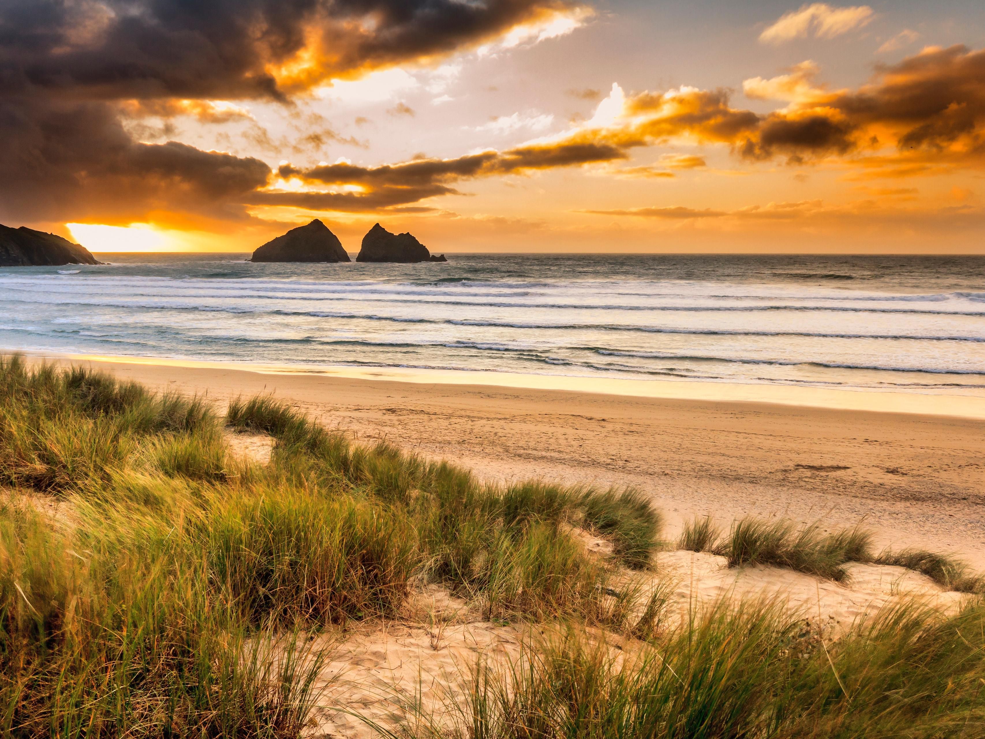 Cornwall has been the backdrop to many much-loved shows and films over the years. Take a tour of its stunning locations near the Holiday Inn Express Bodmin – Victoria Junction, with our favourite picks.