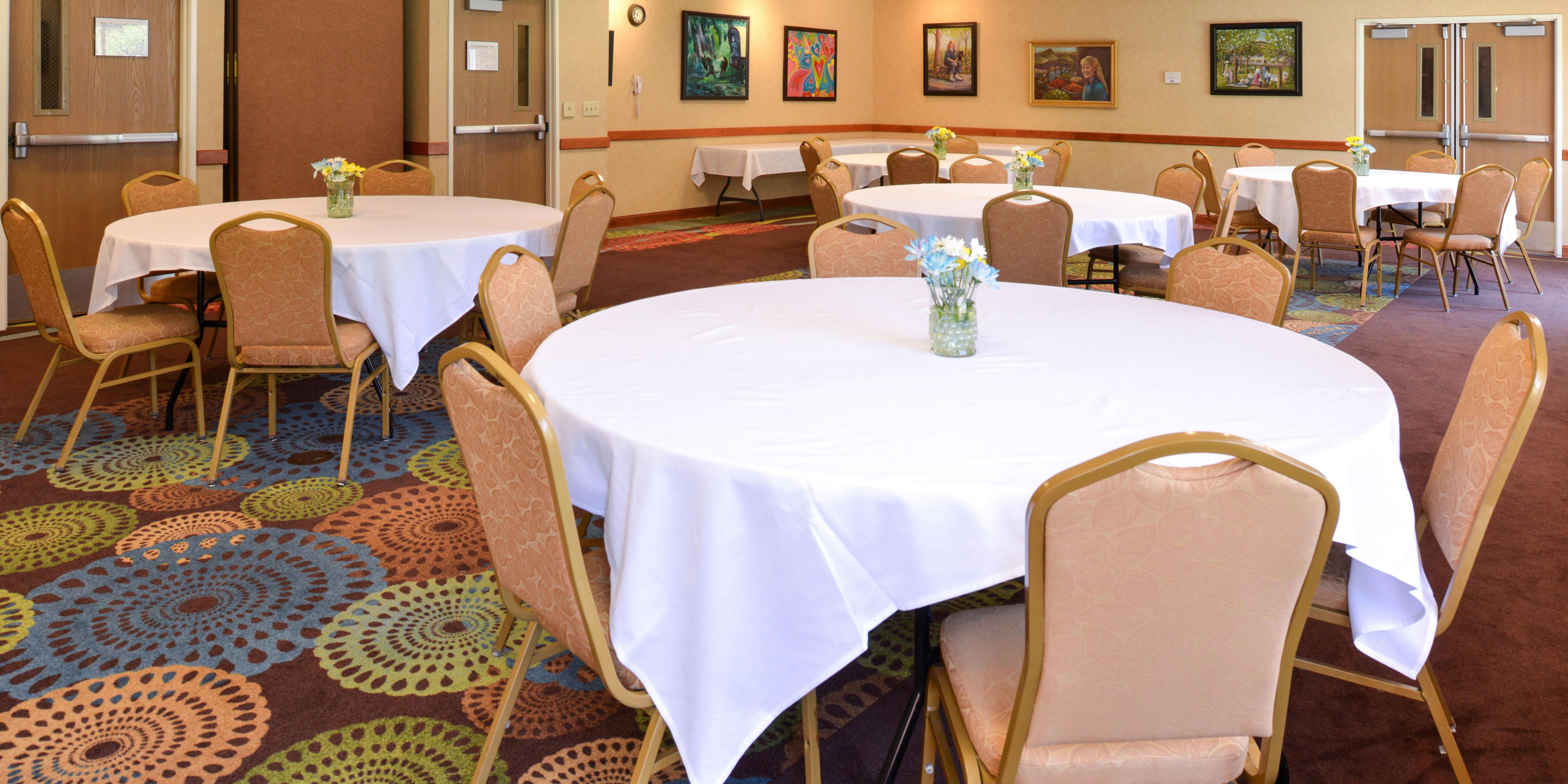 Small meetings play a vital role in the success of many organizations. Are you planning a small corporate meeting, board retreat or brainstorming session? Our flexible meeting space is sure to lead to big ideas! Whether you're a group of 15 or 70, we can help! Our Director of Sales is dedicated to making your meeting a huge success!  

