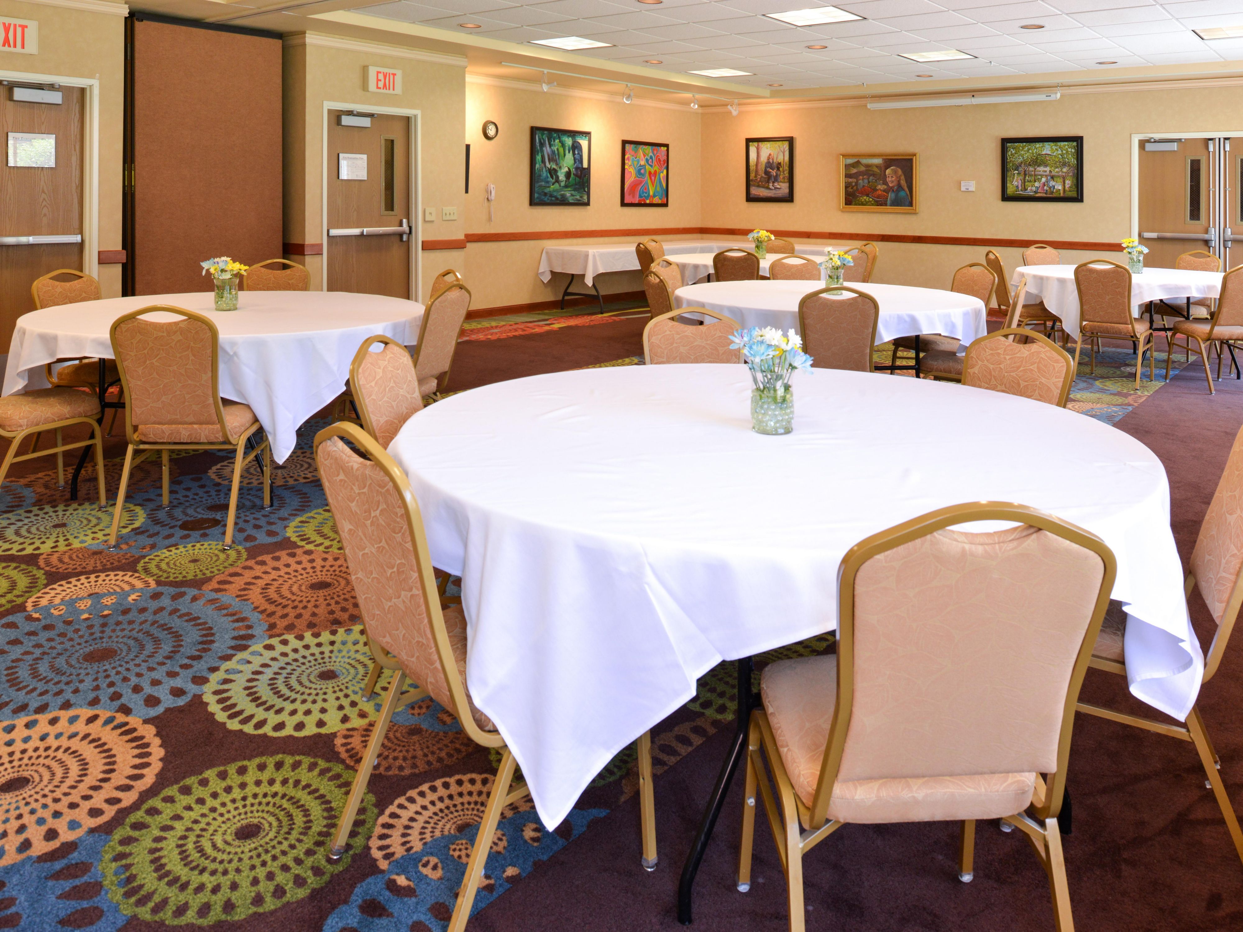 Small meetings play a vital role in the success of many organizations. Are you planning a small corporate meeting, board retreat or brainstorming session? Our flexible meeting space is sure to lead to big ideas! Whether you're a group of 15 or 70, we can help! Our Director of Sales is dedicated to making your meeting a huge success!  
