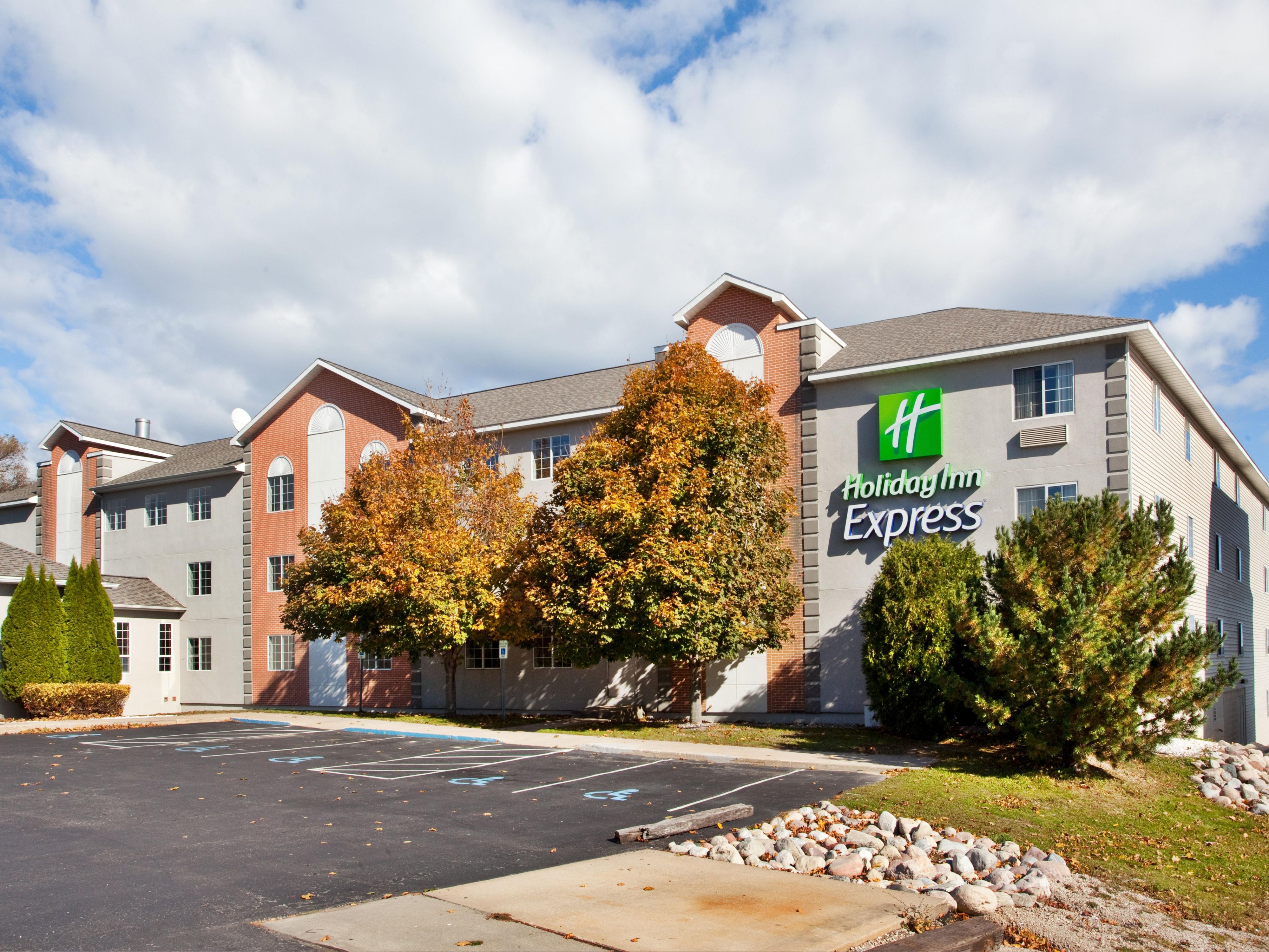 Enjoy complimentary onsite parking during your stay, making it easy to come and go as you please. Forget about feeding meters or searching for street parking—simply relax knowing your vehicle is safe and close at hand. With convenient access right outside our doors, you can minimize stress and maximize your stay!
