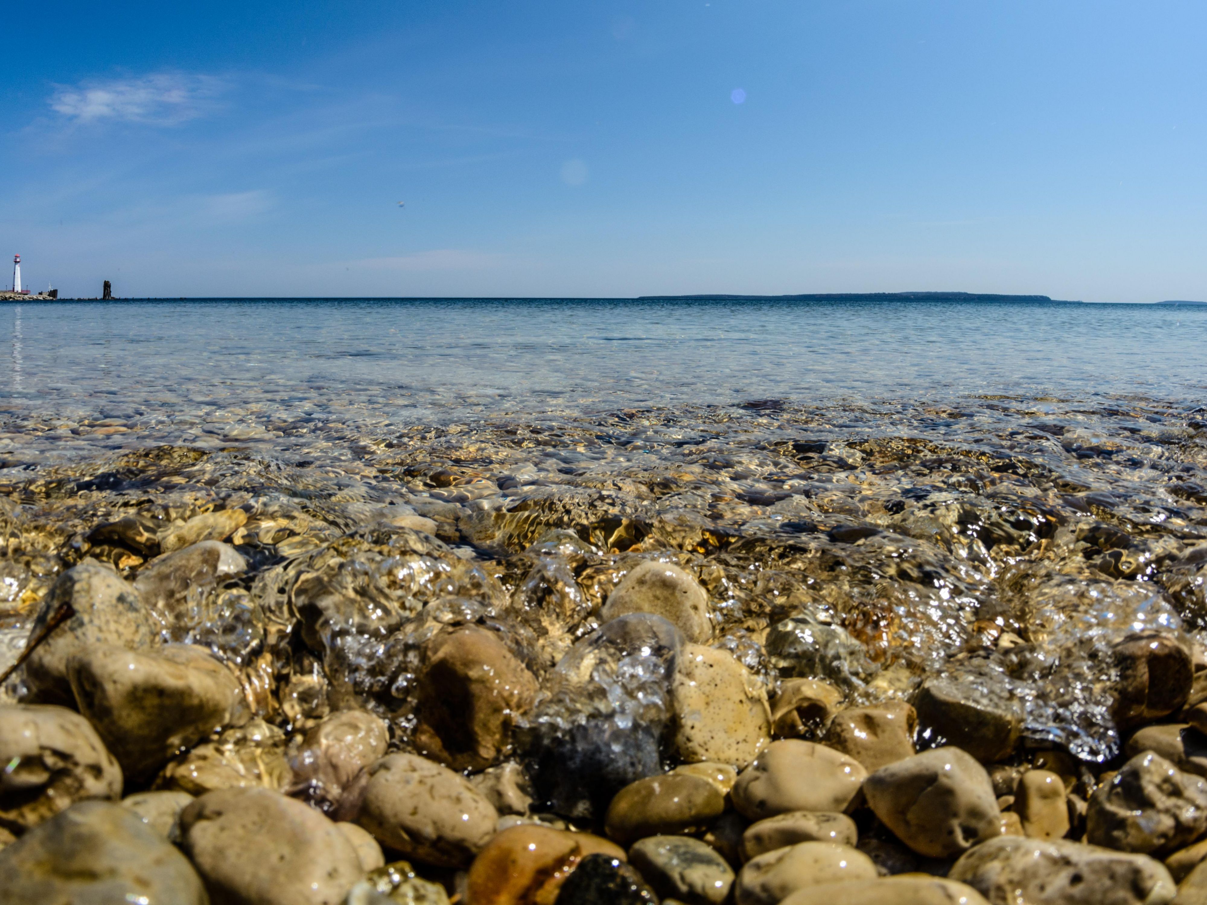 Take advantage of our hotel’s prime location on the shores of Lake Huron and book a room with a breathtaking view of the lake, and beyond. With its crystal-clear waters and serene, picture-perfect horizon, the lakefront provides the perfect backdrop for relaxation – a truly unique ambiance you have to see to believe. 