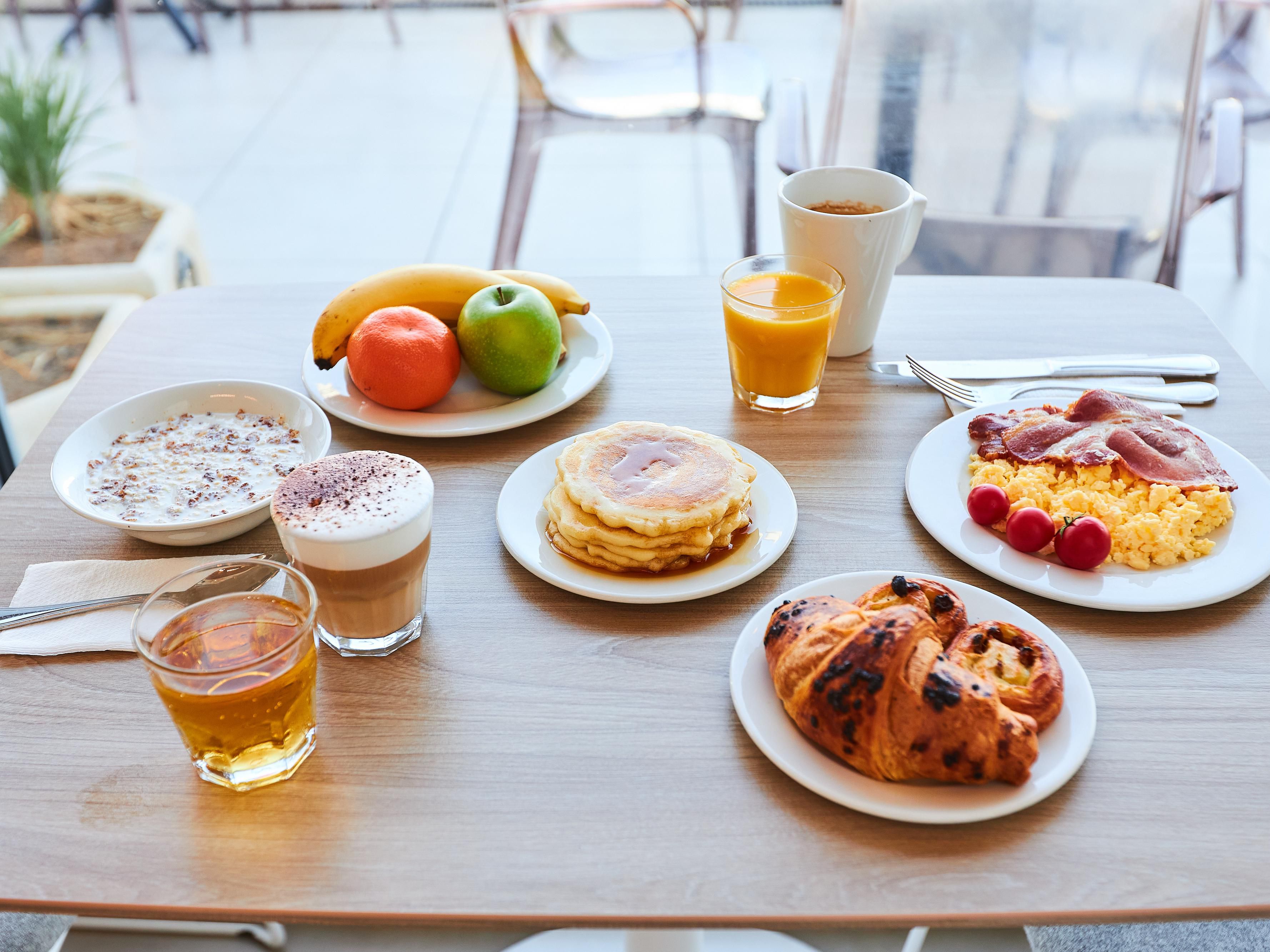 Every morning, head for the Express Start™ Breakfast. The free breakfast offers fluffy croissants and pastries, plus local cold cuts, eggs, cheeses and fresh fruit.