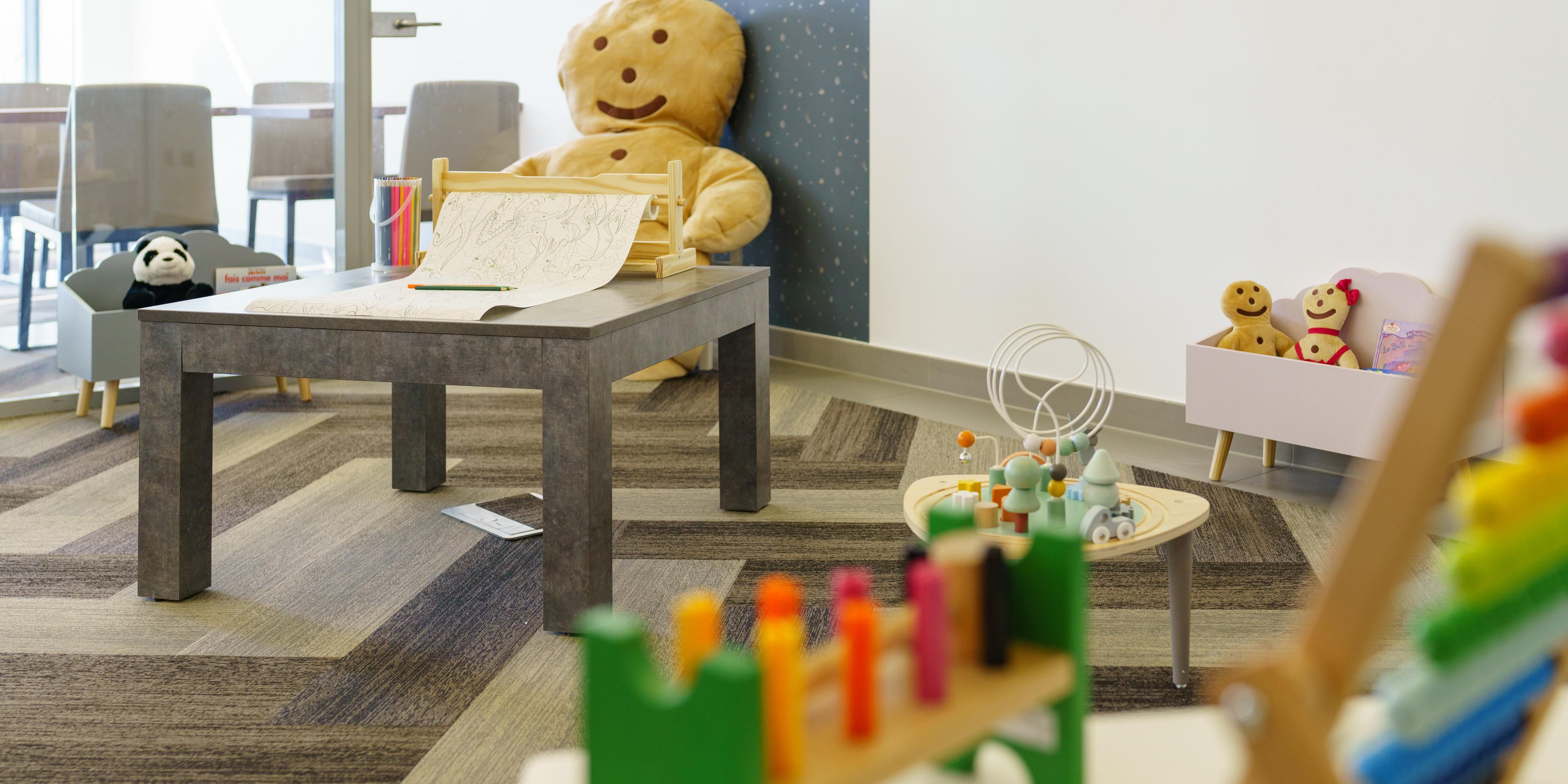 We are happy to provide you a kids playroom in our lobby!