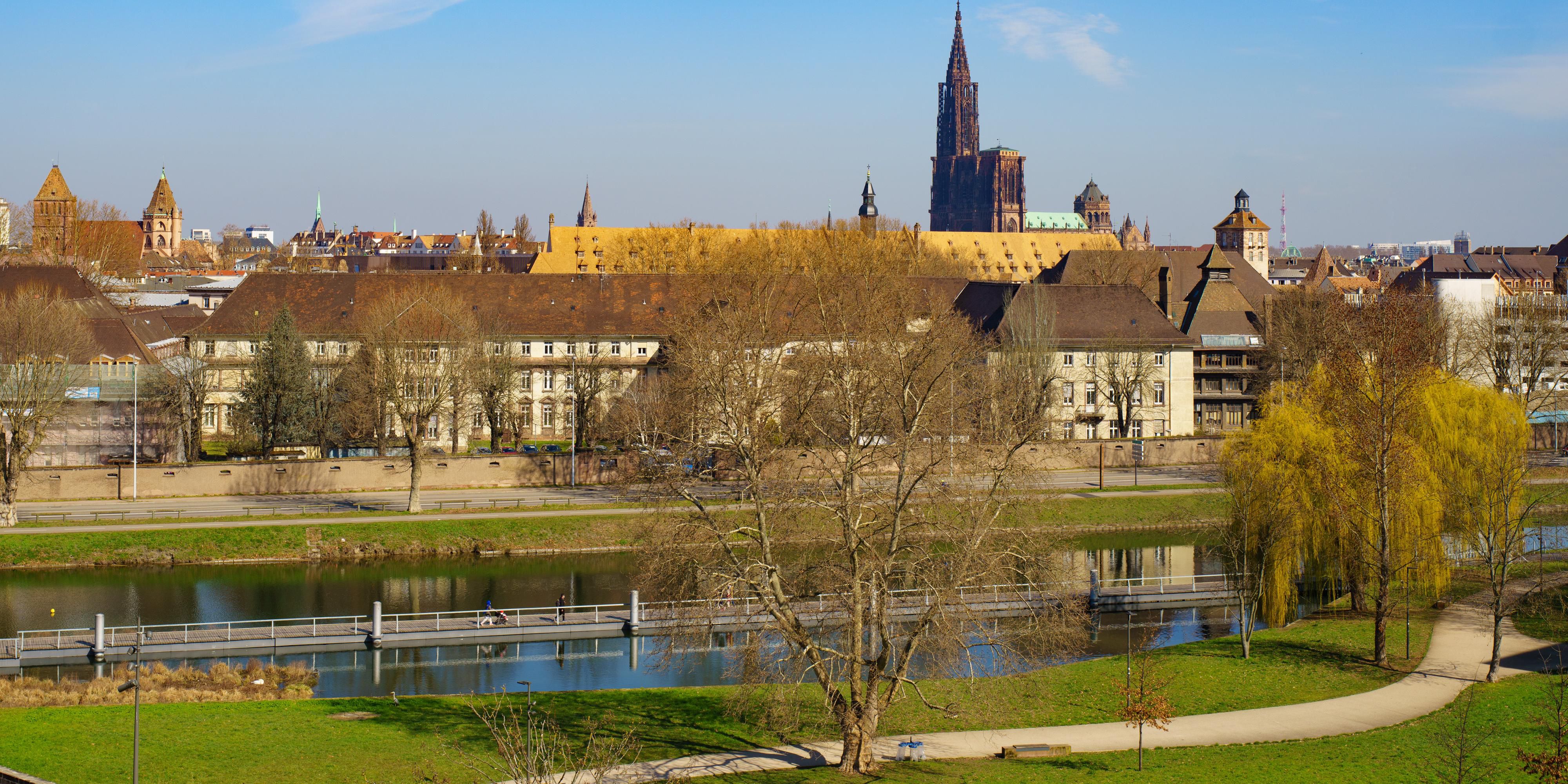 Idéalement situé à proximité de l'autoroute et à seulement 15 mn du centre ville, notre hôtel est parfaitement situé pour découvrir Strasbourg et ses environs. 
Stationnez au sein de notre parking (en supplément) et profitez pleinement de votre city break !