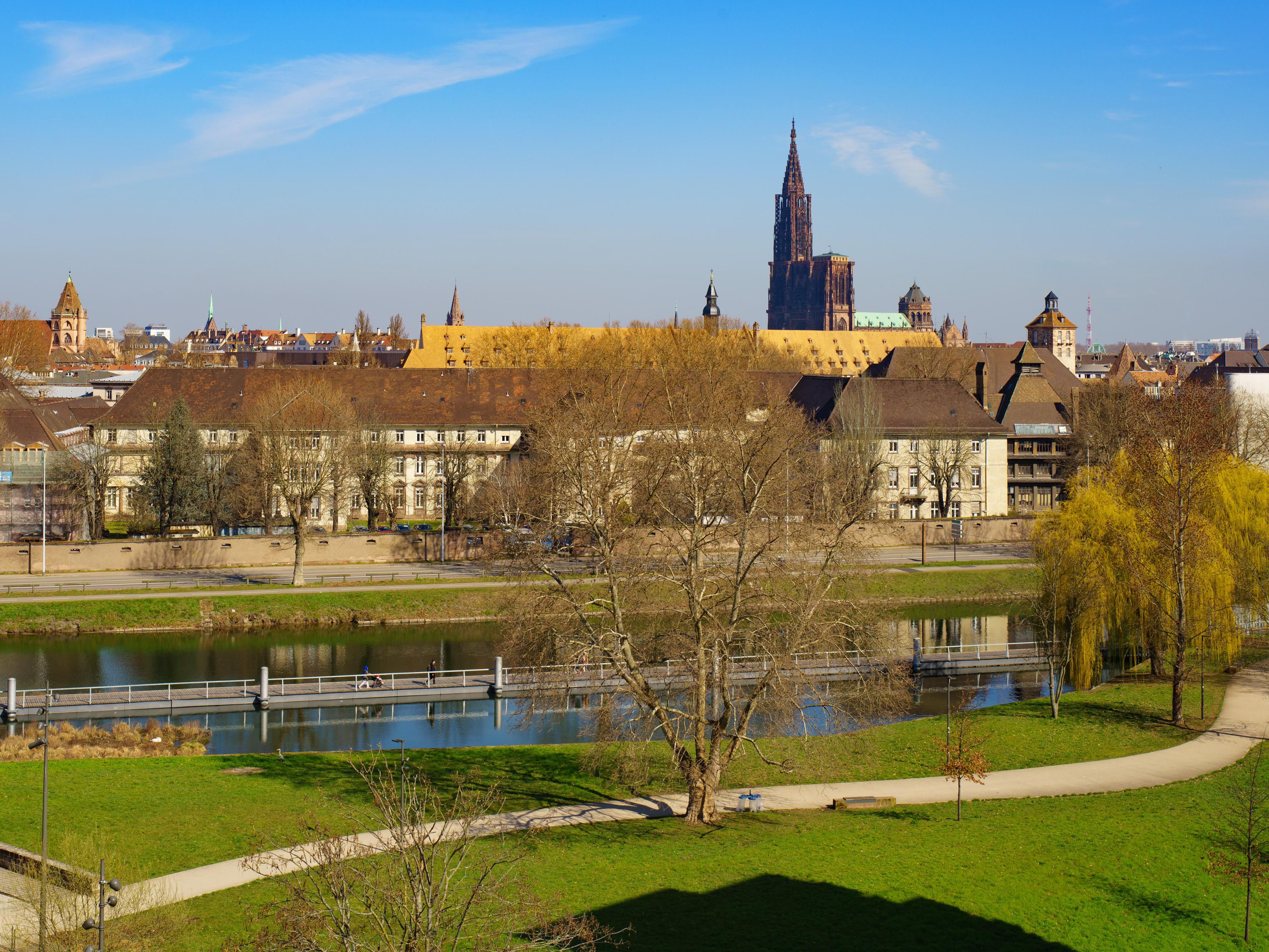 To visit Strasbourg and the region, our central hotel is the ideal solution. Near to the highway, our establishment is also located at only 15 minutes walking distance from the city centre. Park your car in our parking while you enjoy your city break!