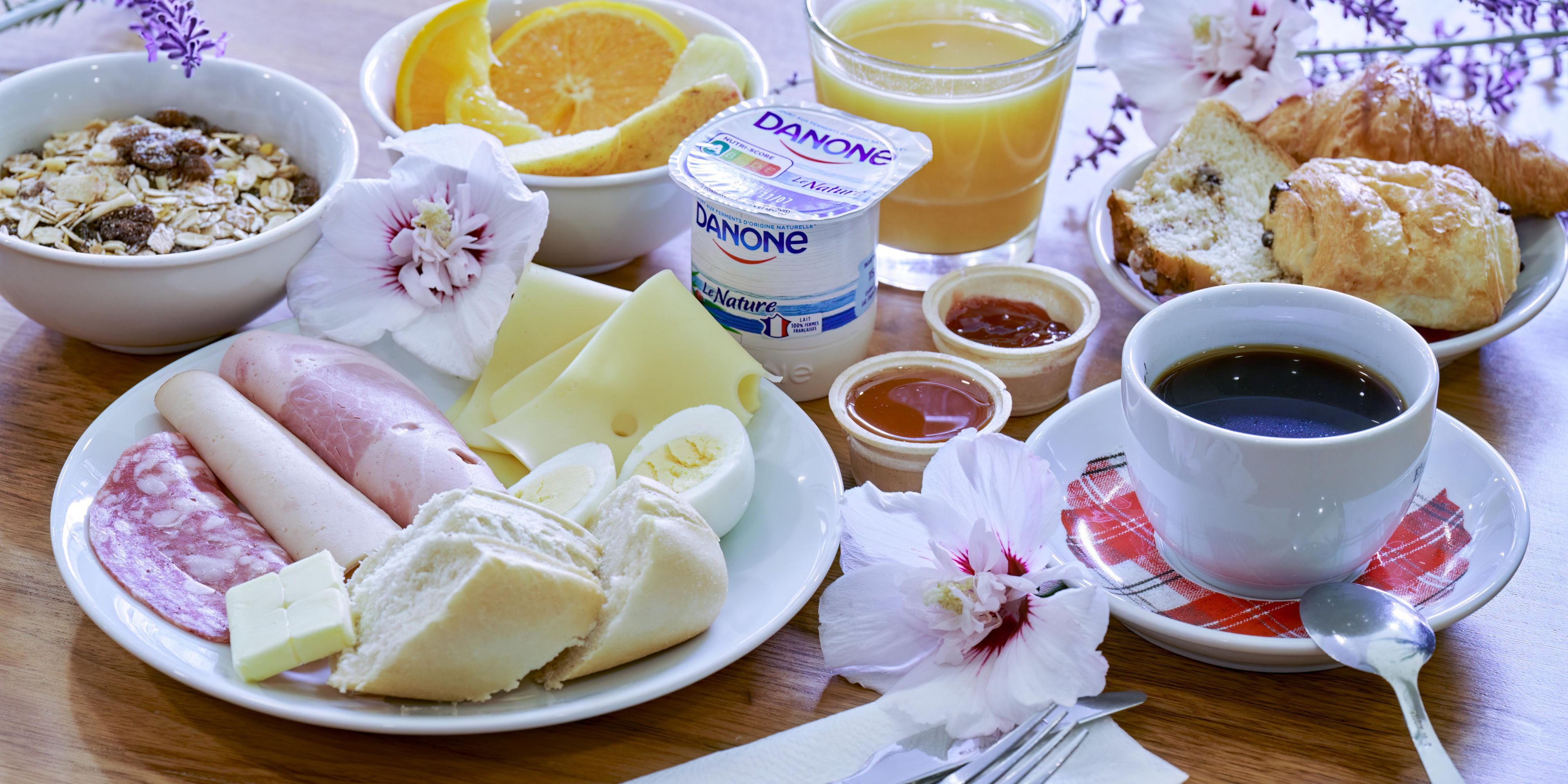 Commençons la journée avec un petit déjeuner offert ! 
Chez Holiday Inn Express, le petit déjeuner est toujours inclus dans le prix de nos chambres.