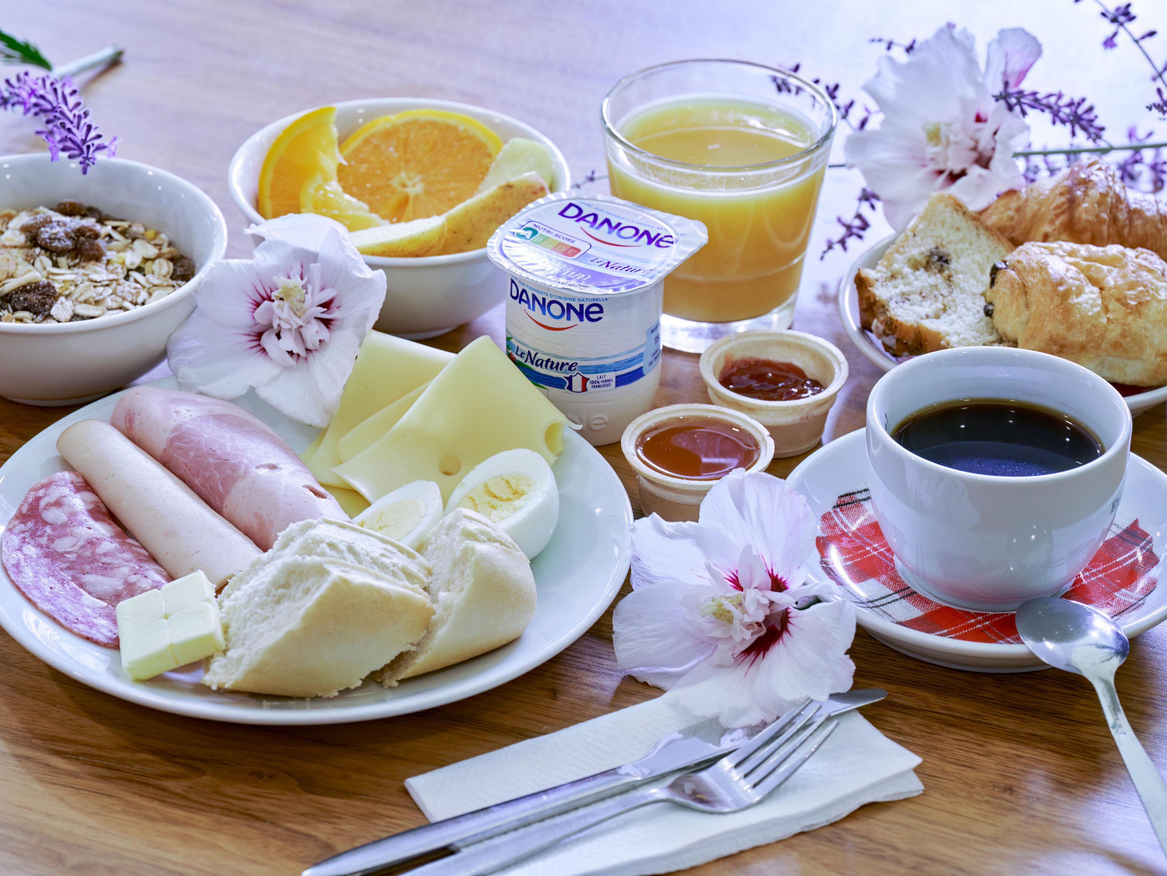 Let's start the day with a free breakfast! At Holiday Inn Express, the breakfast is always included in our room rate.