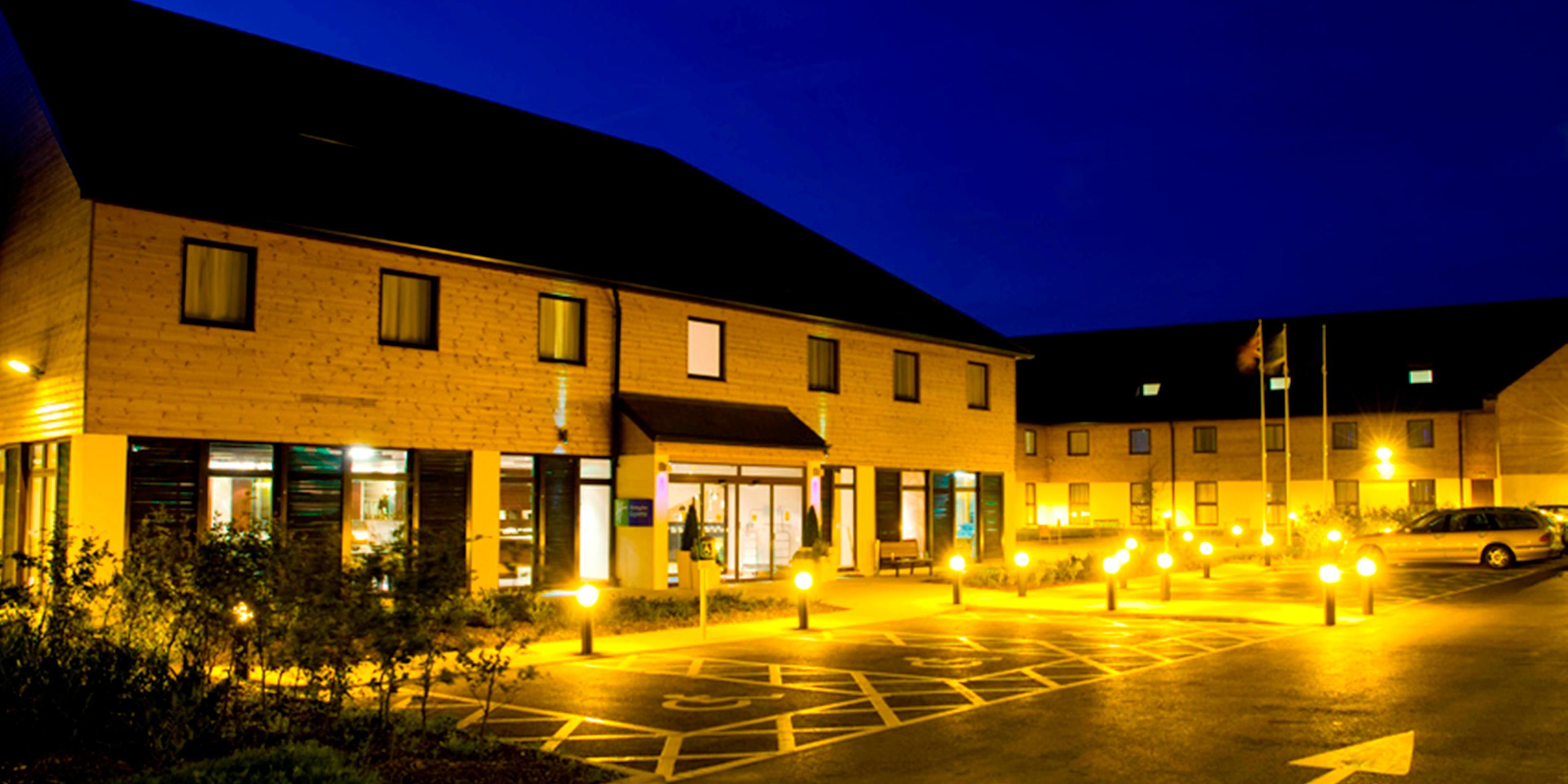 Here at the Holiday Inn Express London Epsom Downs, a 24 Hour Pizza Menu is available on-site. Alternatively, The Rubbing House pub is within walking distance directly opposite the hotel, offering all-day dining, whilst The Derby Arms Public House serves lunch and dinner also and is only a  7 minute walk from the hotel. 

