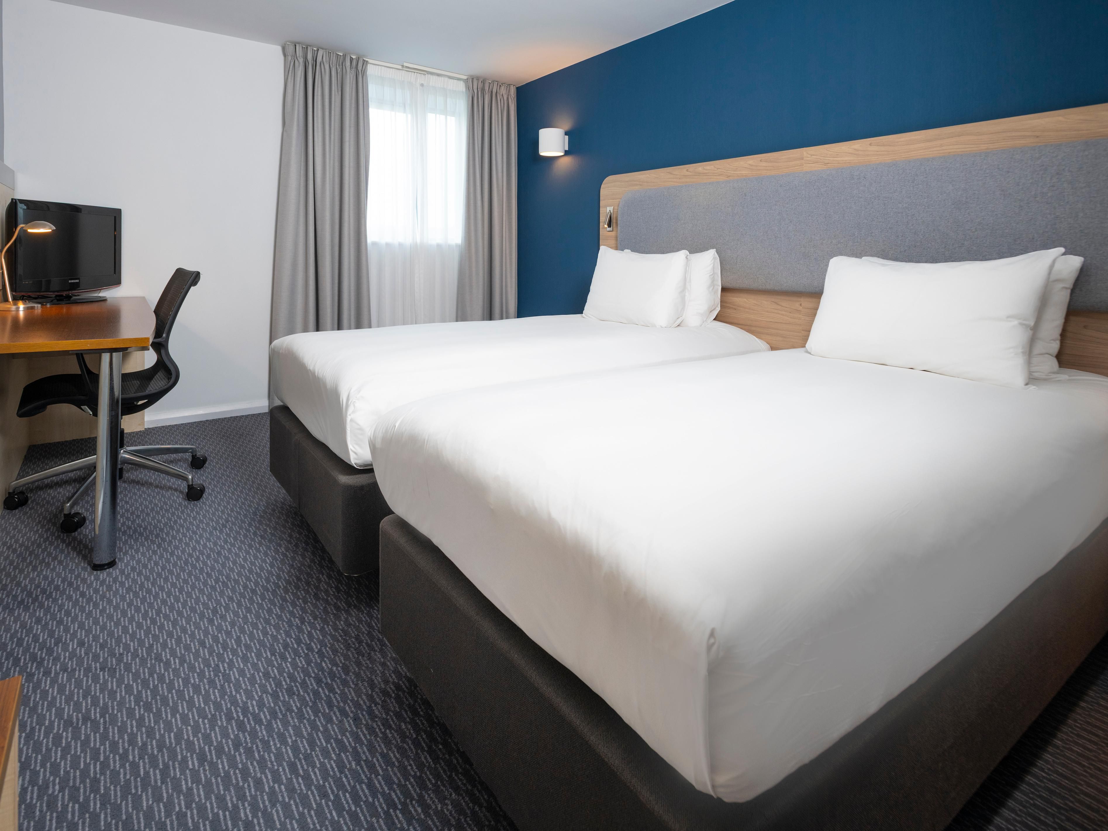 ご家族、グループ、ビジネス旅行者に合わせた客室は、スタンダードキング、スーパーキング、ツイン、アクセシブルキング、ソファベッド付きのキングルームを提供しています。角スイートは、広々としたレイアウトと大きなバスタブを備え、町の中心部の景色を眺めることができます。高層階の客室からは美しい鉄道とコッツウォルドの遠くの景色を眺めることができ、忘れられないご滞在をお約束します。