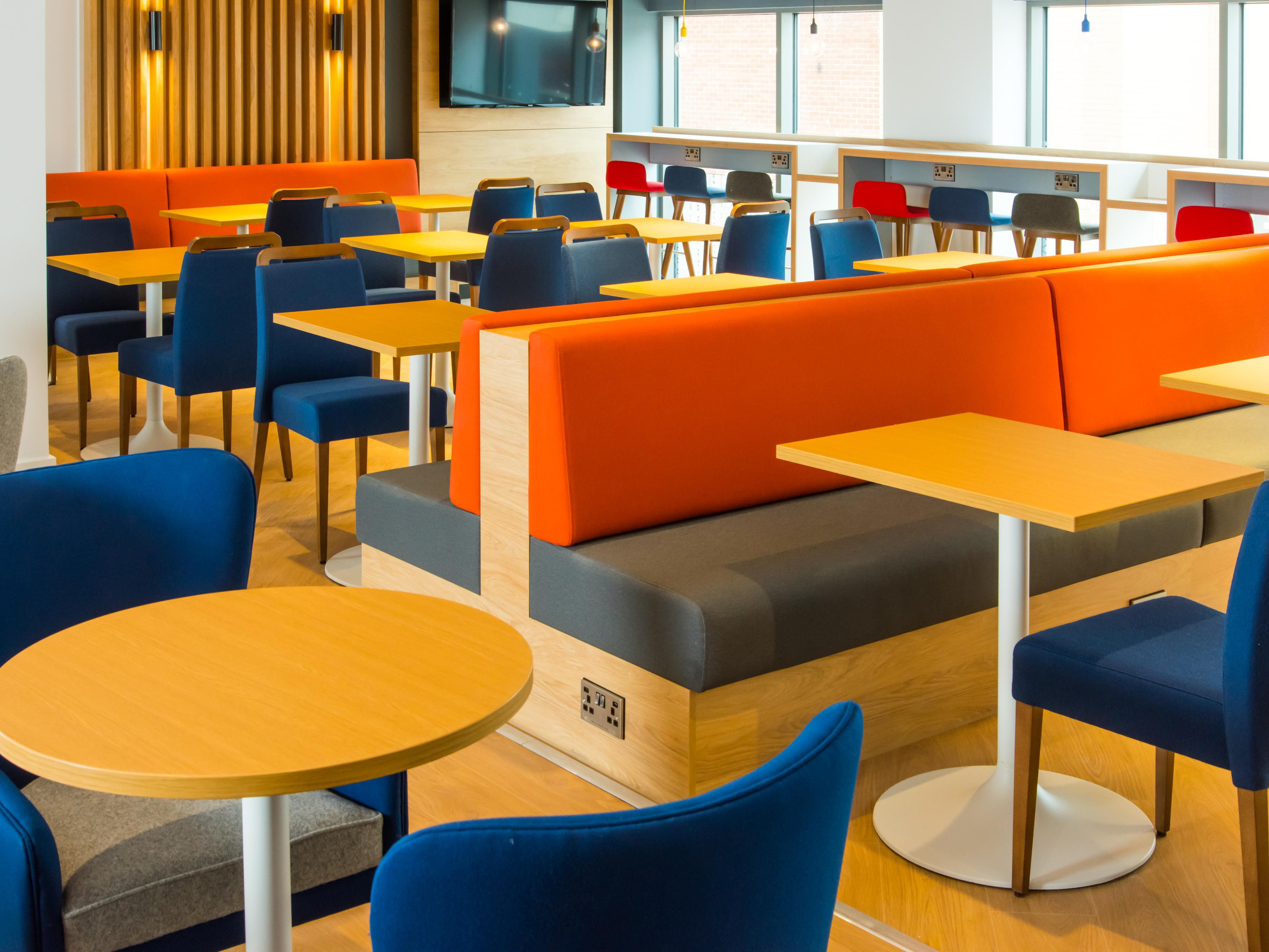 ベーコン、ソーセージ、ハッシュブラウン、豆、トマト、新鮮なフルーツ、クロワッサン、ヨーグルトなどが揃った無料の朝食で1日を始めましょう。楽しいパンケーキマシンも設置しています。素早く美味しい朝食をお召し上がりいただけます。朝のエネルギー補給に必要なラインをすべてご滞在に！