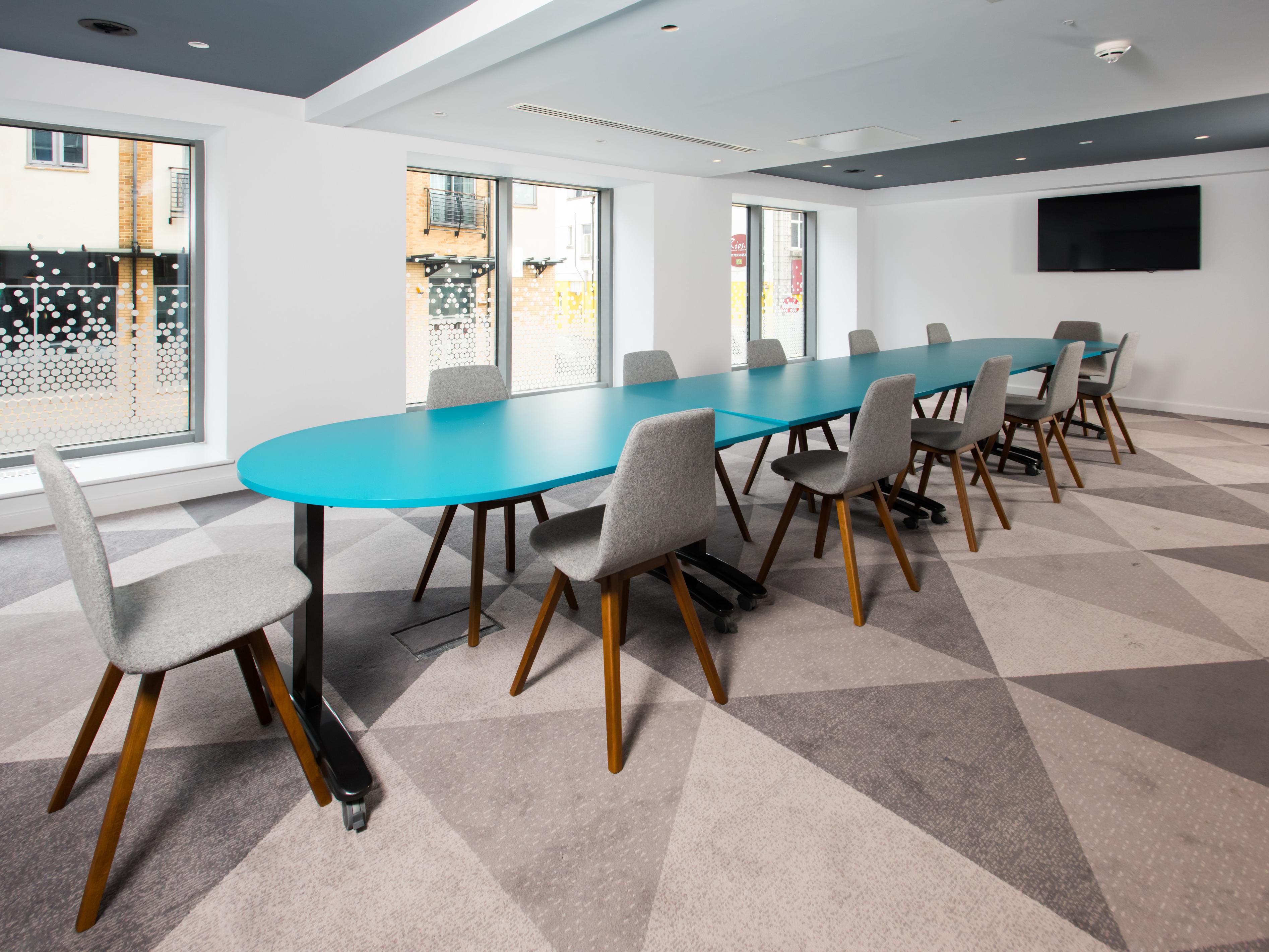 1階にある多目的ミーティングスペースをご利用いただけば、次のイベントをスムーズにご開催いただけます。自然光が差し込む一番大きな客室は45名様まで収容可能で、2つの小さな客室には15～28名様まで収容できます。チームミーティングや研修に最適なこのスペースには、ケータリングオプションや、ニーズに合わせた時間設定のオプションが備えられています。