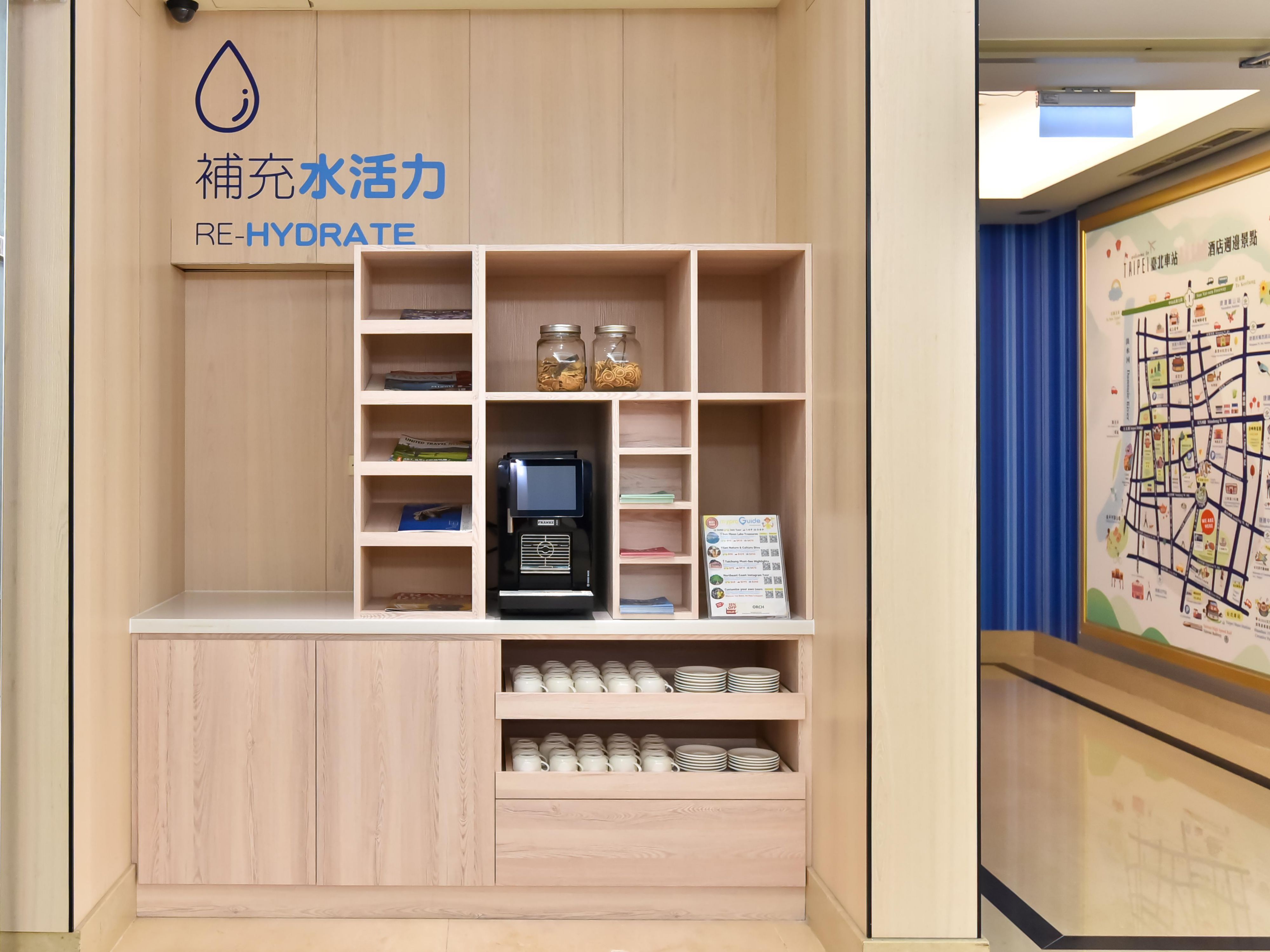 全天候大廳咖啡茶飲自助區，提供旅客出發前的提神時光。設有自助洗衣房，長住無負擔，讓旅程更輕鬆便利。