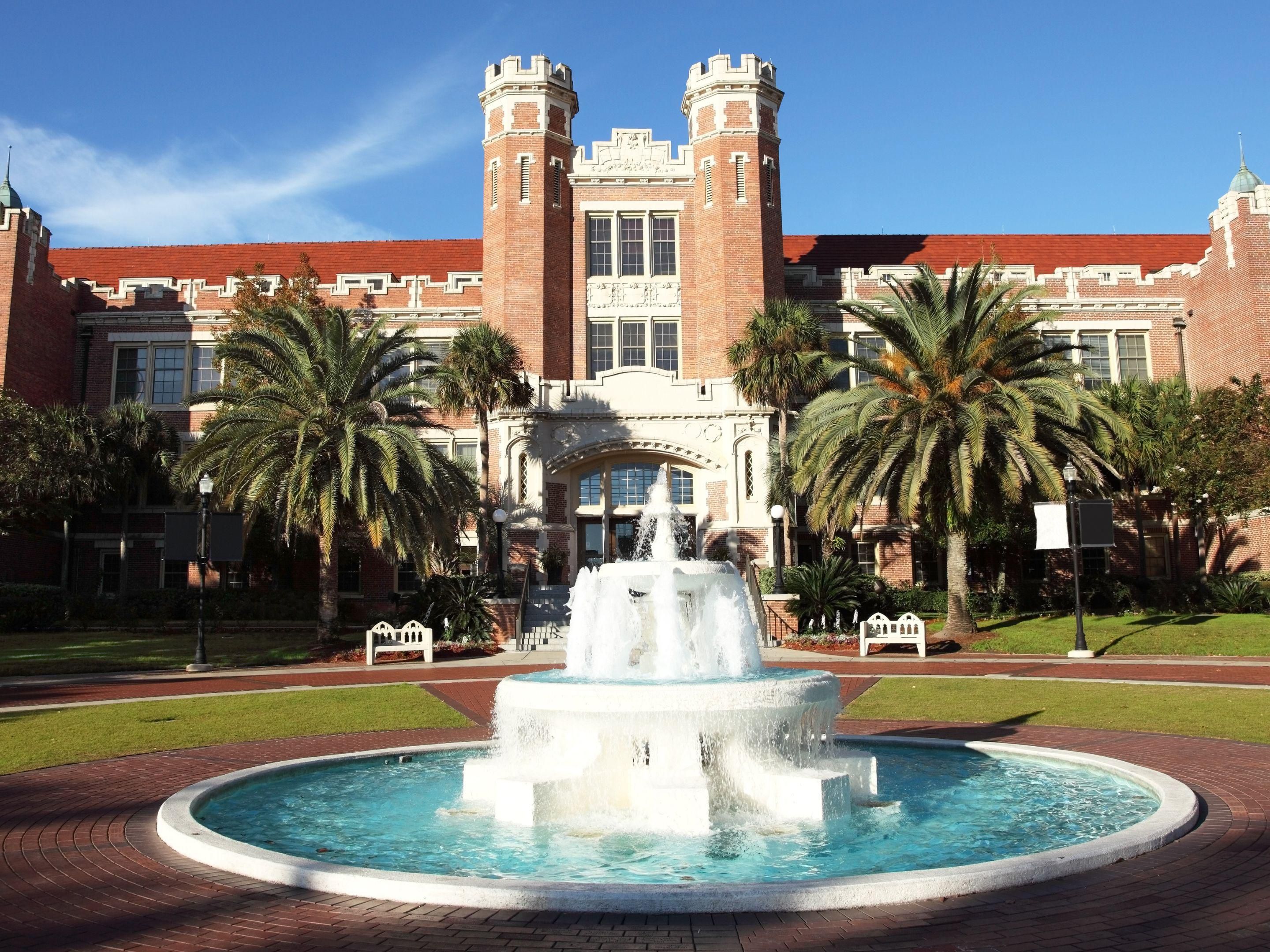 Ya sea animando a los Seminoles en un próximo partido en el estadio Doak Campbell, haciendo un recorrido por el campus, visitando a los estudiantes durante el fin de semana familiar o asistiendo a una ceremonia de graduación, estancia a minutos de la Universidad Estatal de Florida en nuestro Holiday Inn Express en Tallahassee. Durante su estancia, disfrute de un desayuno buffet caliente de gratuito y estacionamiento gratuito.