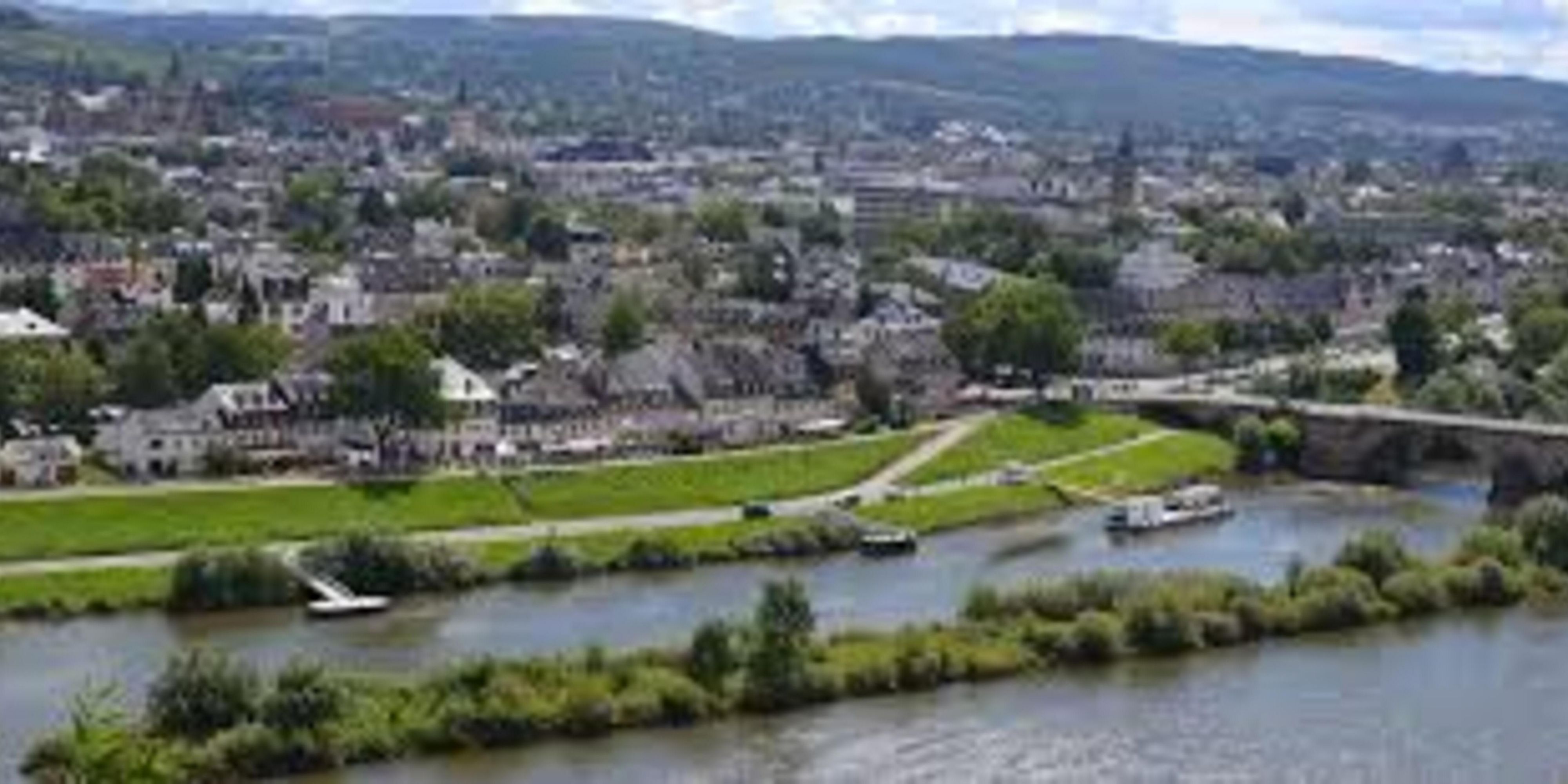 In wenigen Geh-Minuten erreichen Sie die Uferpromenade der Mosel mit Ihren zahlreichen Restaurants und dem Schiffsanleger für Mosel Rundfahrten.