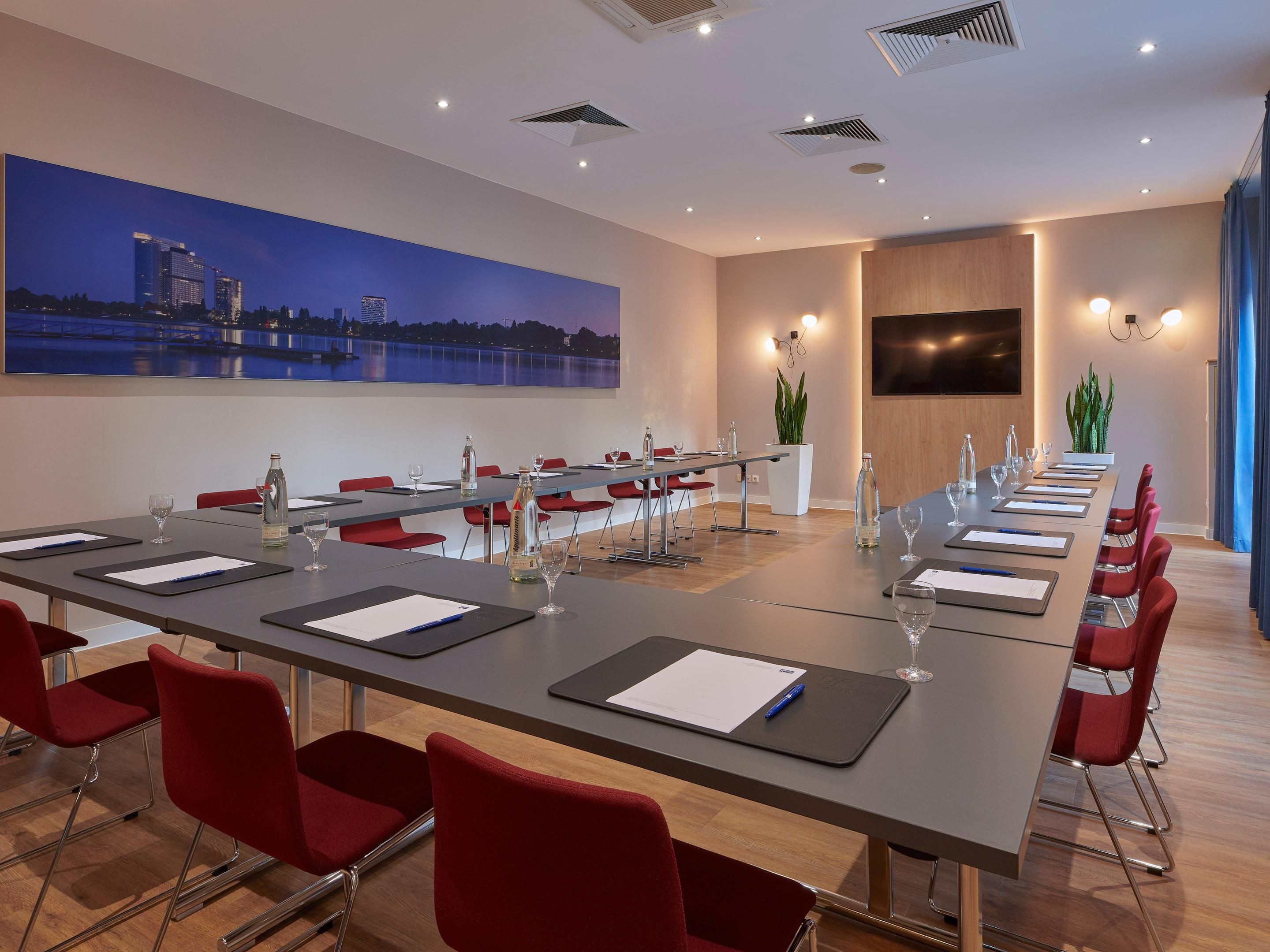 With its modern, free-flowing design and social spaces, our lobby lounge is the perfect place to work, check emails, or relax between meetings. Collaborate and connect your way in our co-working space, or get down to business in our small meeting space with complimentary Wi-Fi.