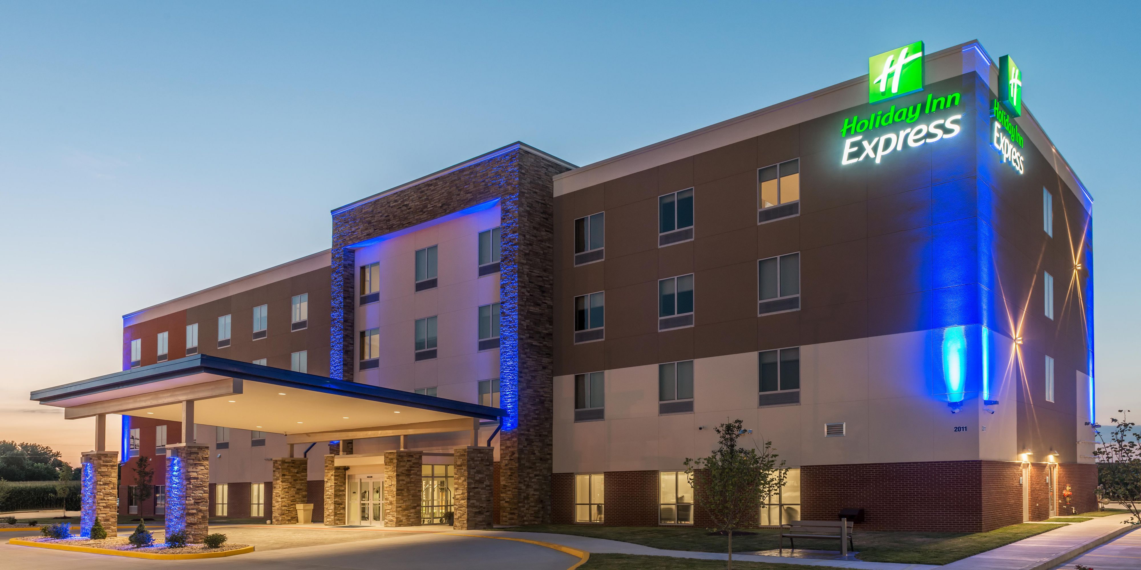 Troy Hotels near Detroit Zoo  Holiday Inn Express & Suites