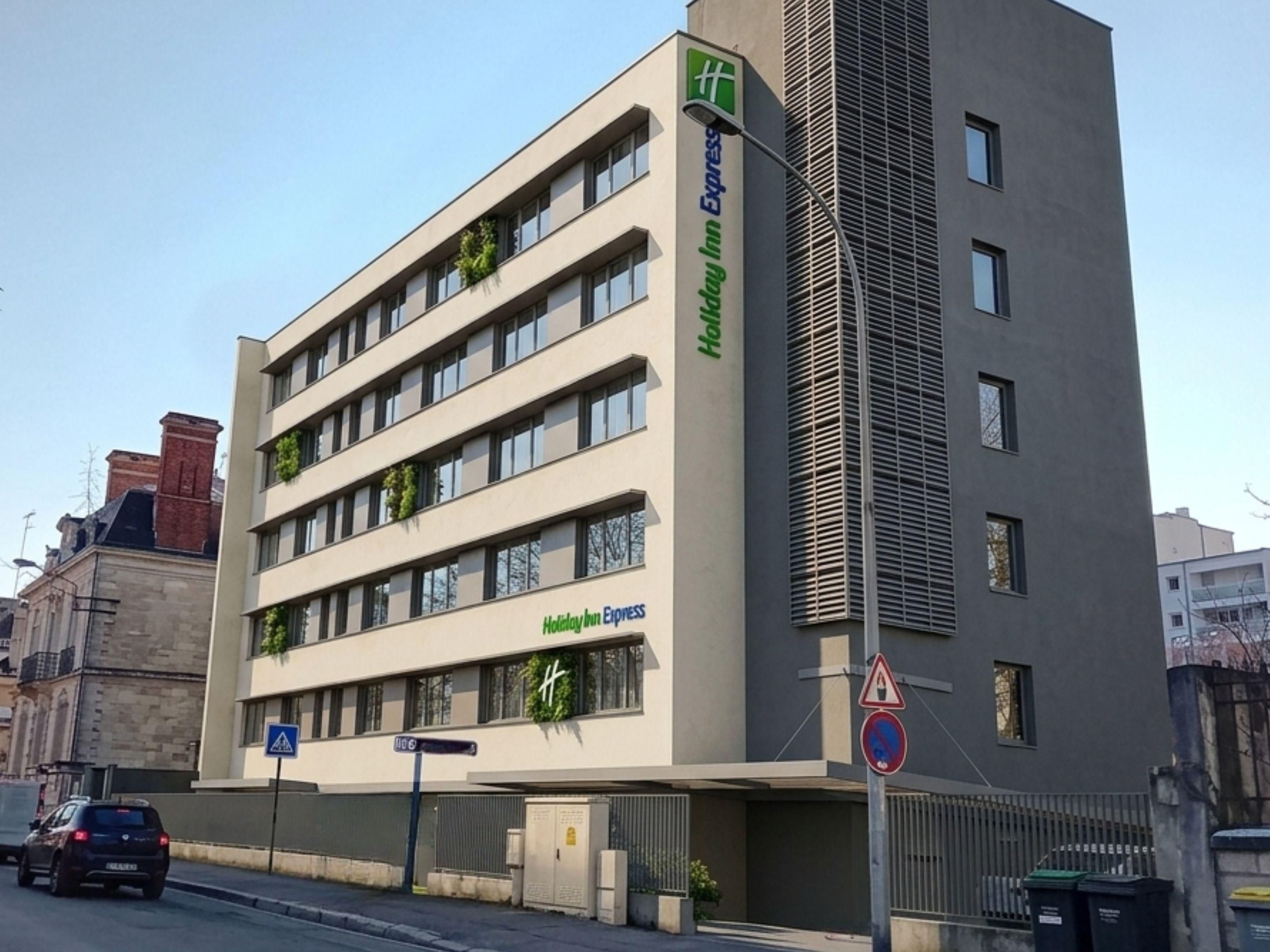 QYRPS - Holiday Inn Express Troyes Gare - Hotel Exterior