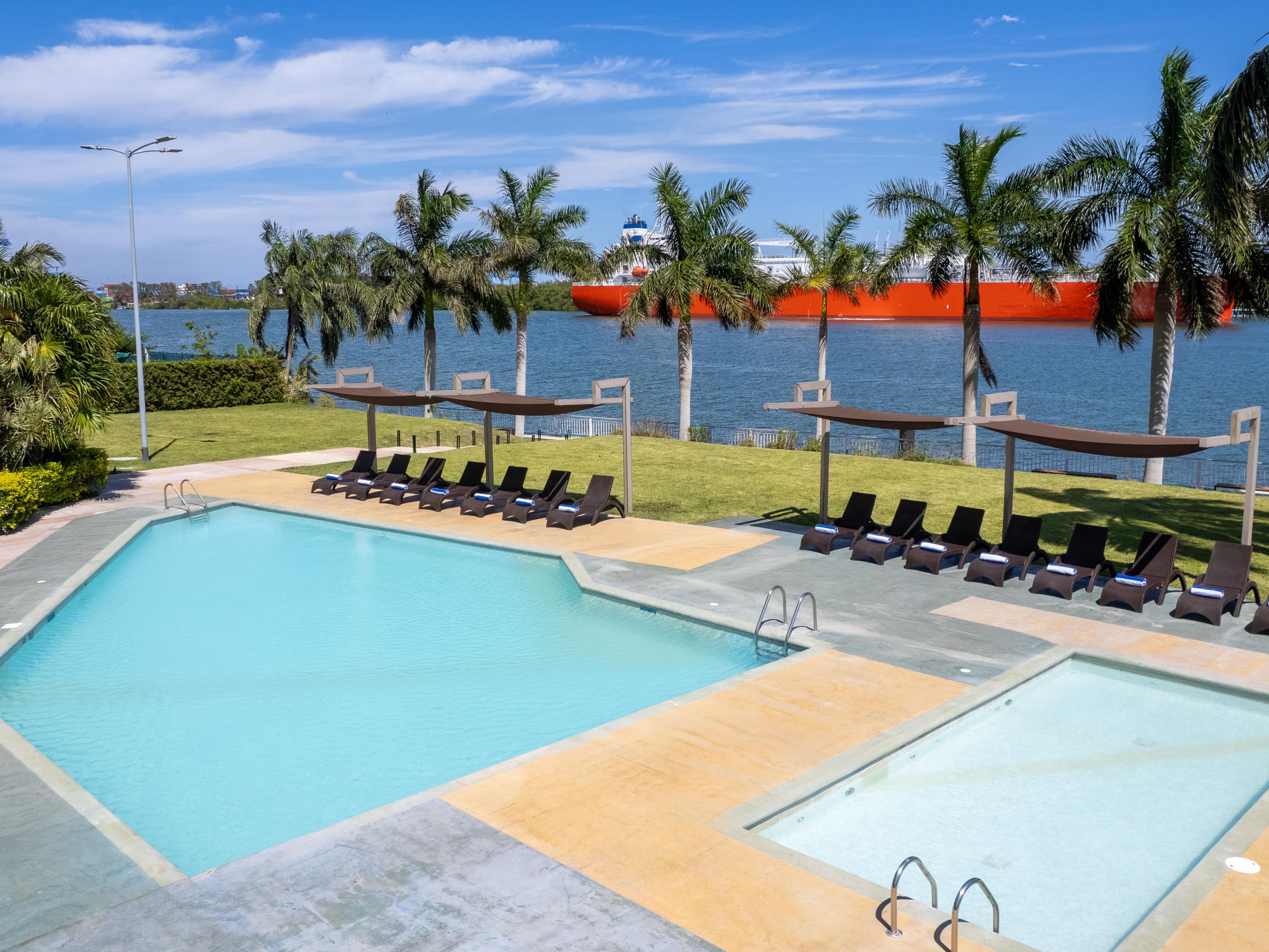 الأطفال and Adult Swimming Pools