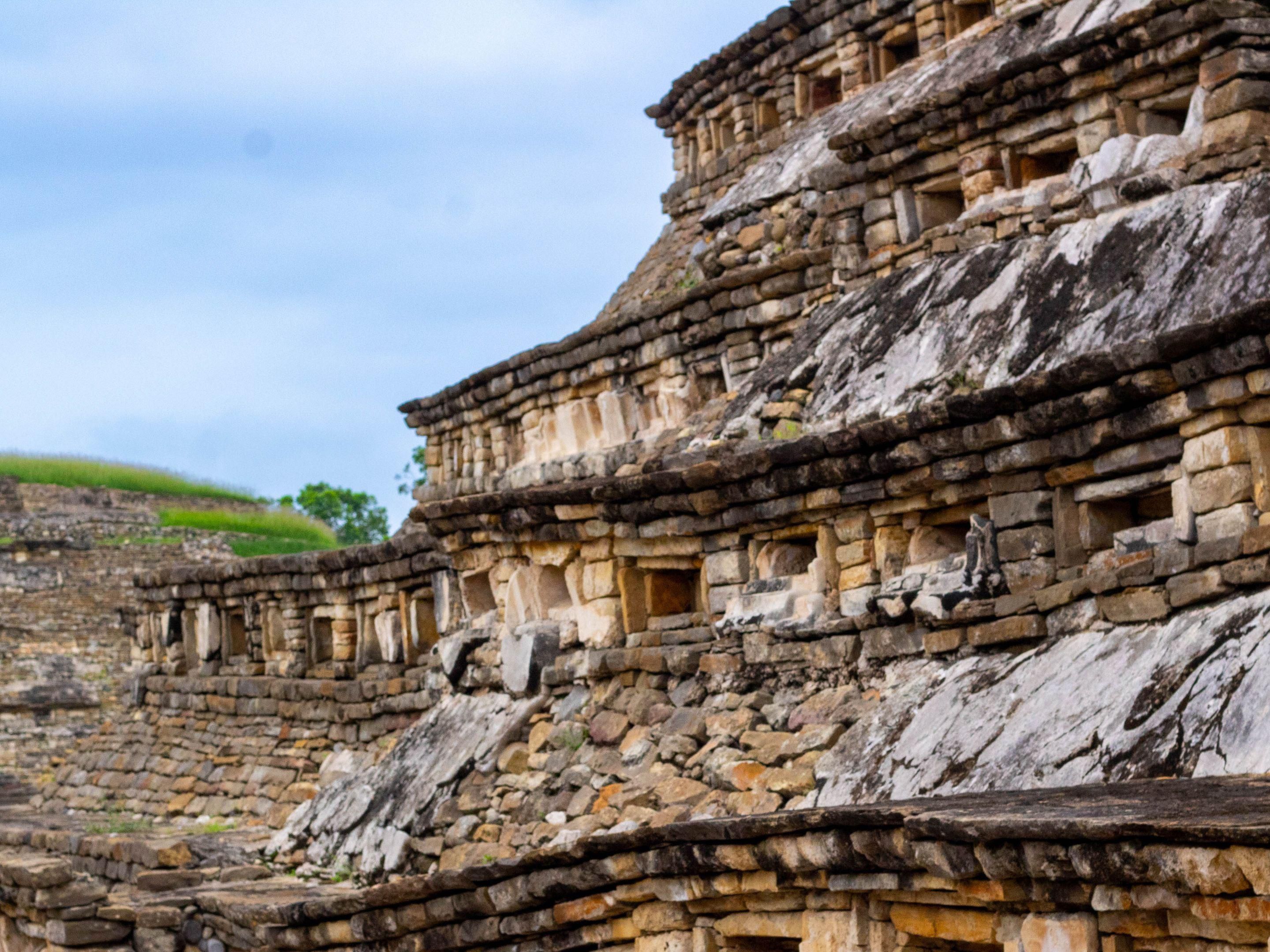 Get to know the impressive archaeological zone of El Tajín in Papantla, Veracruz. It is a fascinating site full of history and pre-Hispanic architecture that you will surely love.