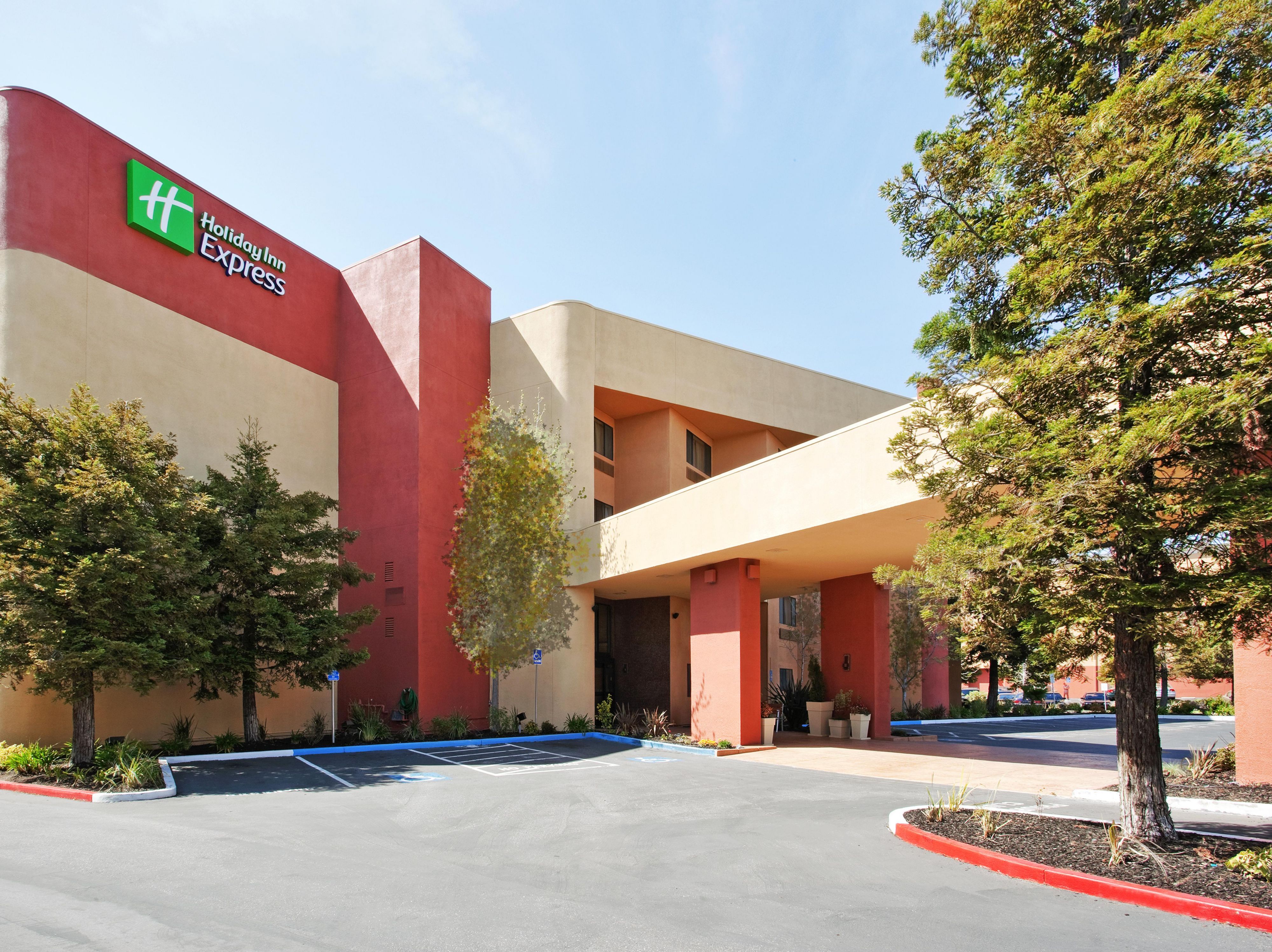¡Ahorra en estacionamiento diario! Ofrecemos amplio estacionamiento de cortesía disponible para nuestros huéspedes junto a la Terminal de Tránsito AC. El Holiday Inn Express Union City (San José) también está a minutos de las líneas de transporte BART de acceso al Área de la Bahía.
