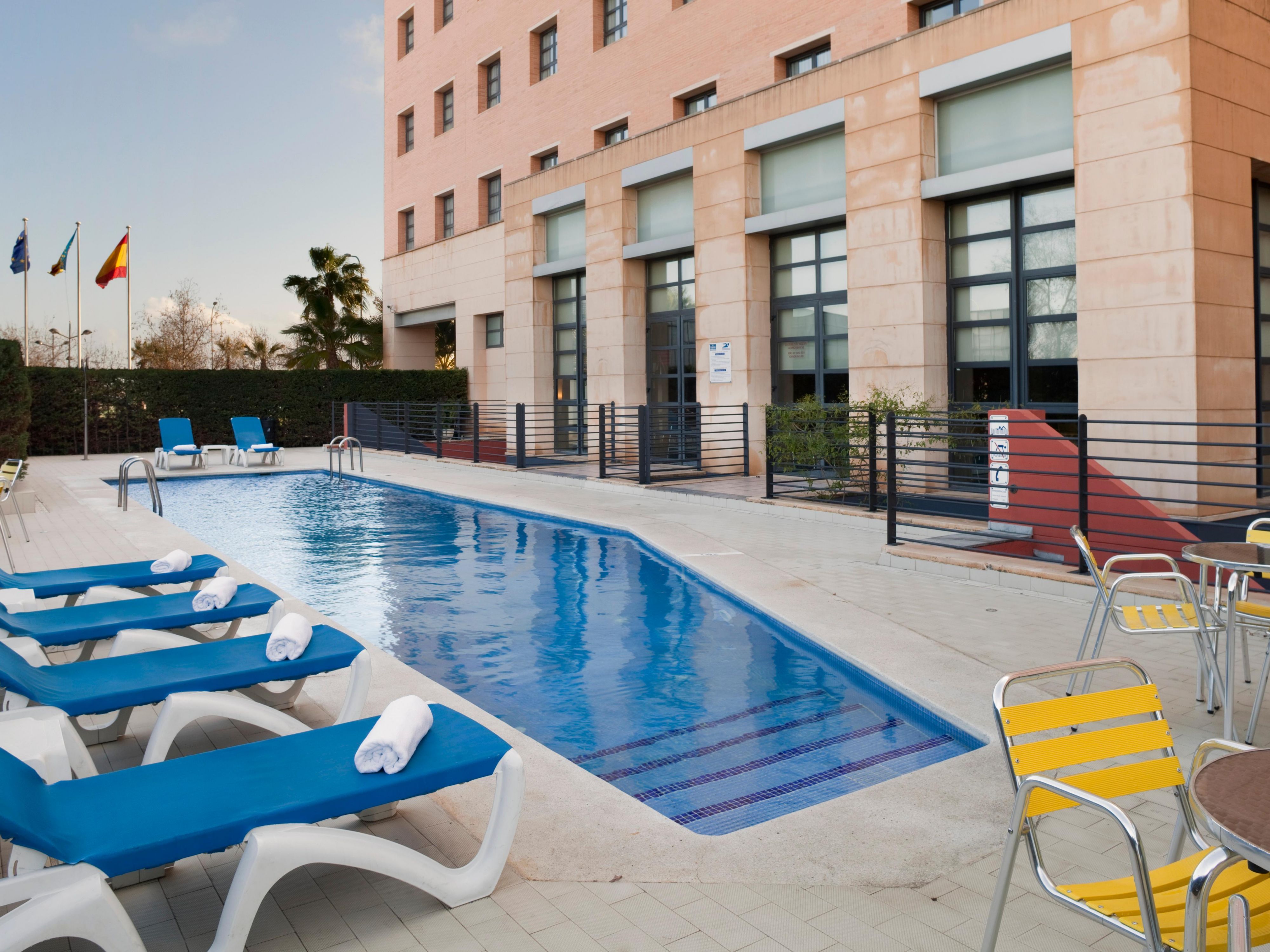HIEX Valencia Ciudad de las Ciencias offers its clients an excellent service. We remind you that we have the best facilities for families with children: if you want to break with the routine and spend a relaxing weekend, check our best rates on our website.