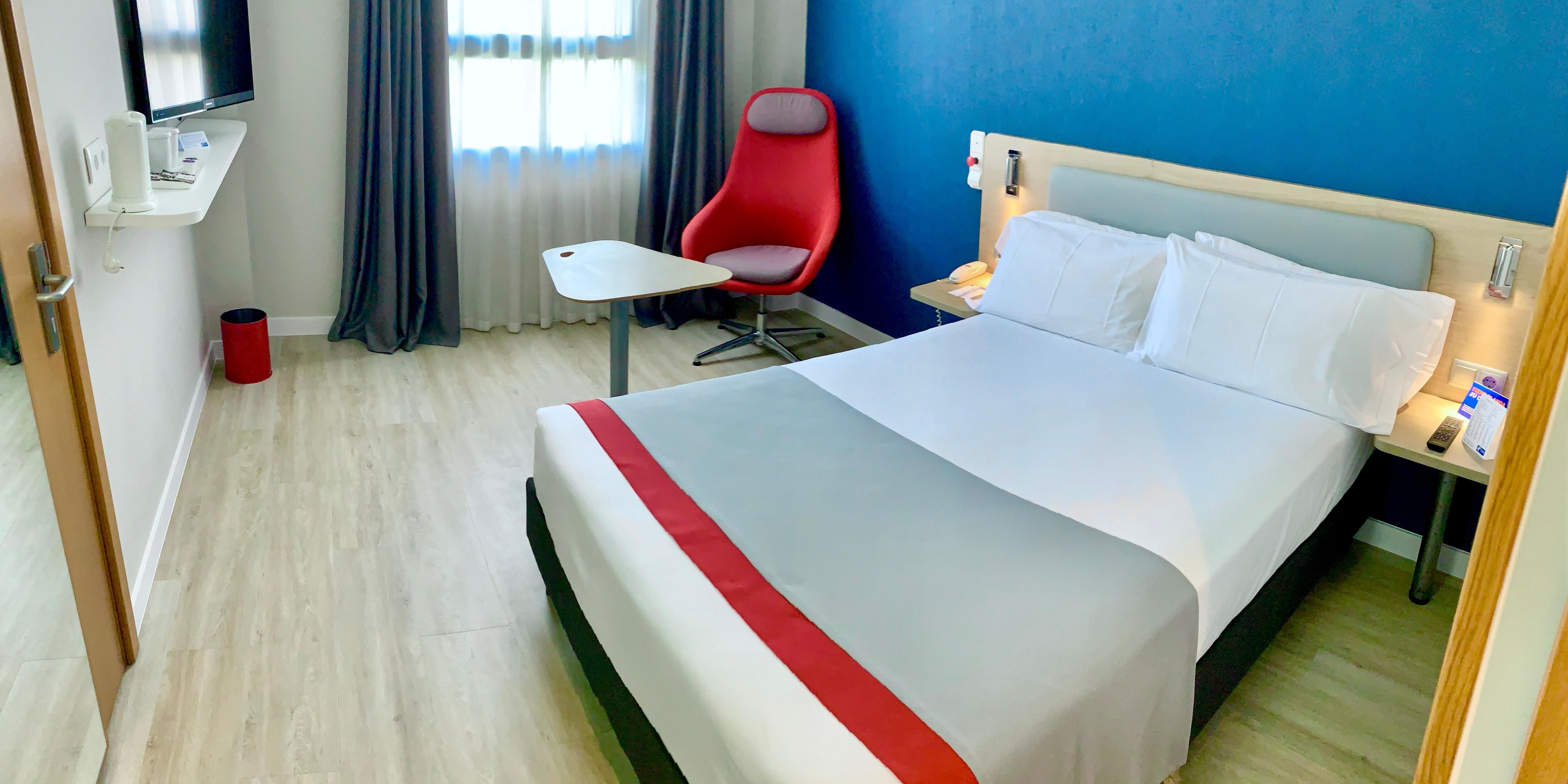 We remind you that at the Holiday Inn Express Valencia CC we have the best spaces, both to spend the night and to meet or even work. Consult with our professionals, they will advise you on the best option for your needs. We follow strict security and cleaning protocols against COVID-19, so you can be sure you are safe being accommodated with us!