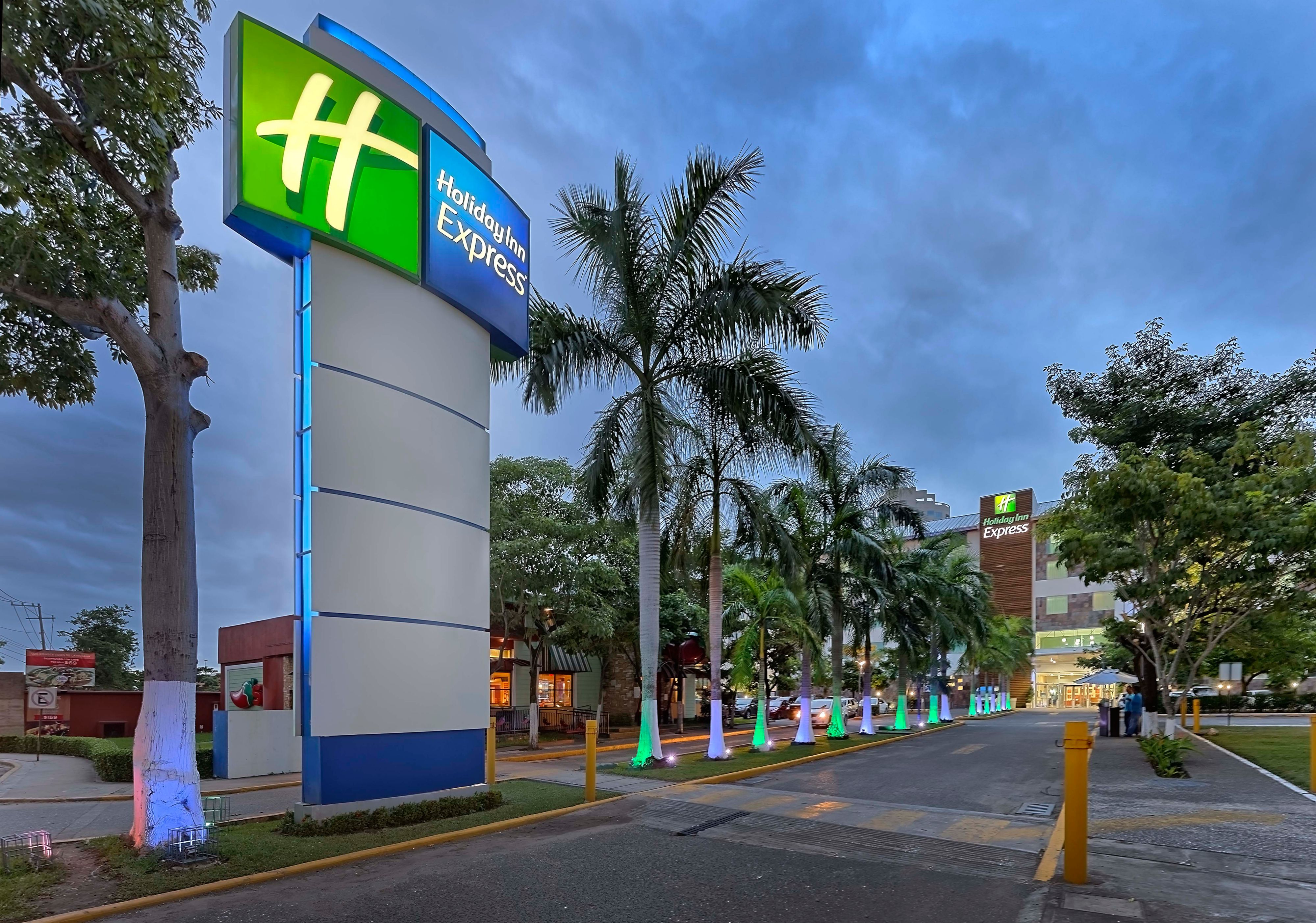 Holiday Inn Express 比亚埃尔莫萨塔巴斯科2000