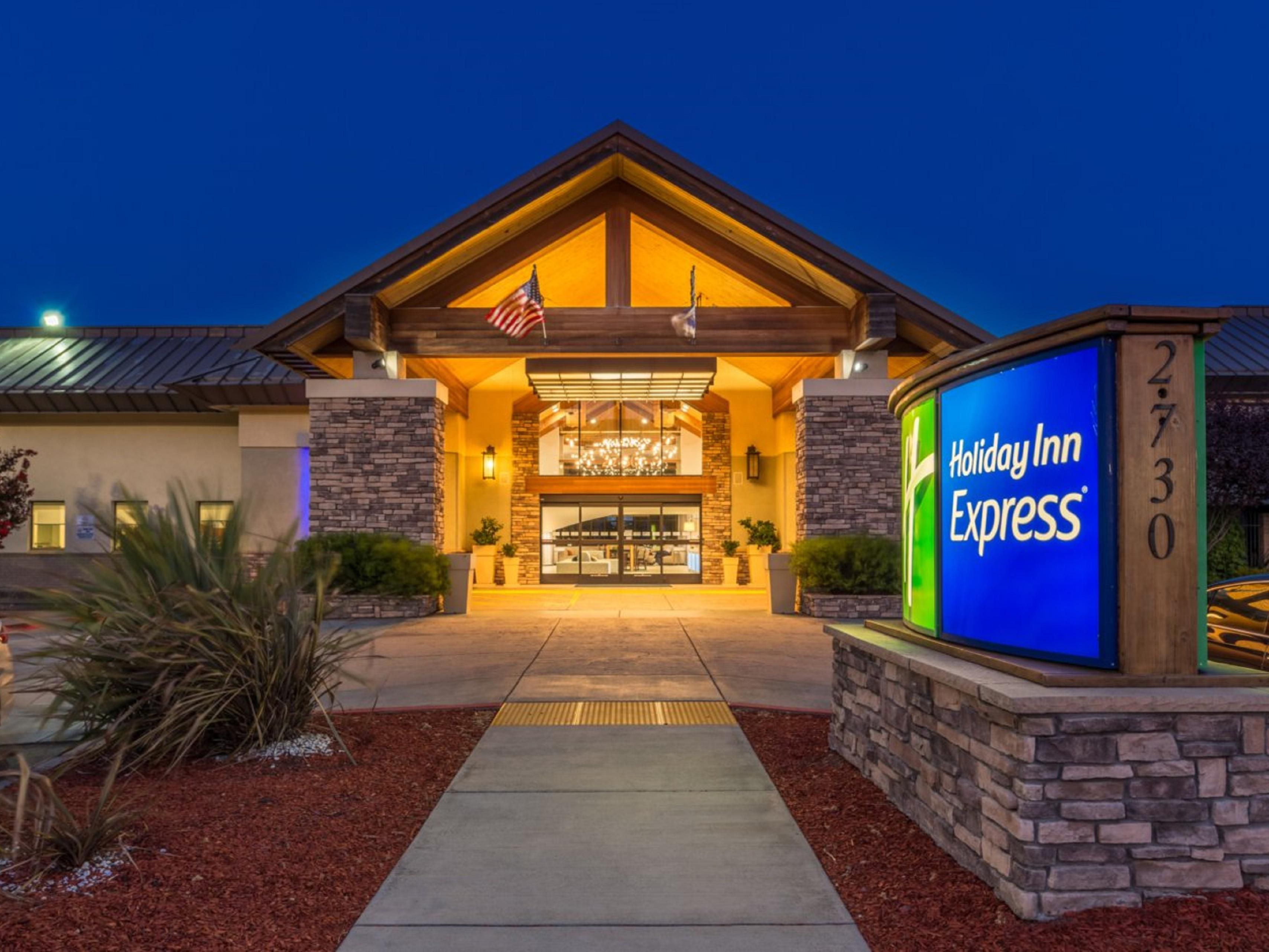 Centrally located, our Walnut Creek hotel is just minutes from the area's best shopping, dining and attractions. See the Shadelands Ranch Historical Museum, shop for unique are pieces at the Lesher Center for the Arts or hop on the BART for a quick ride into San Francisco. 