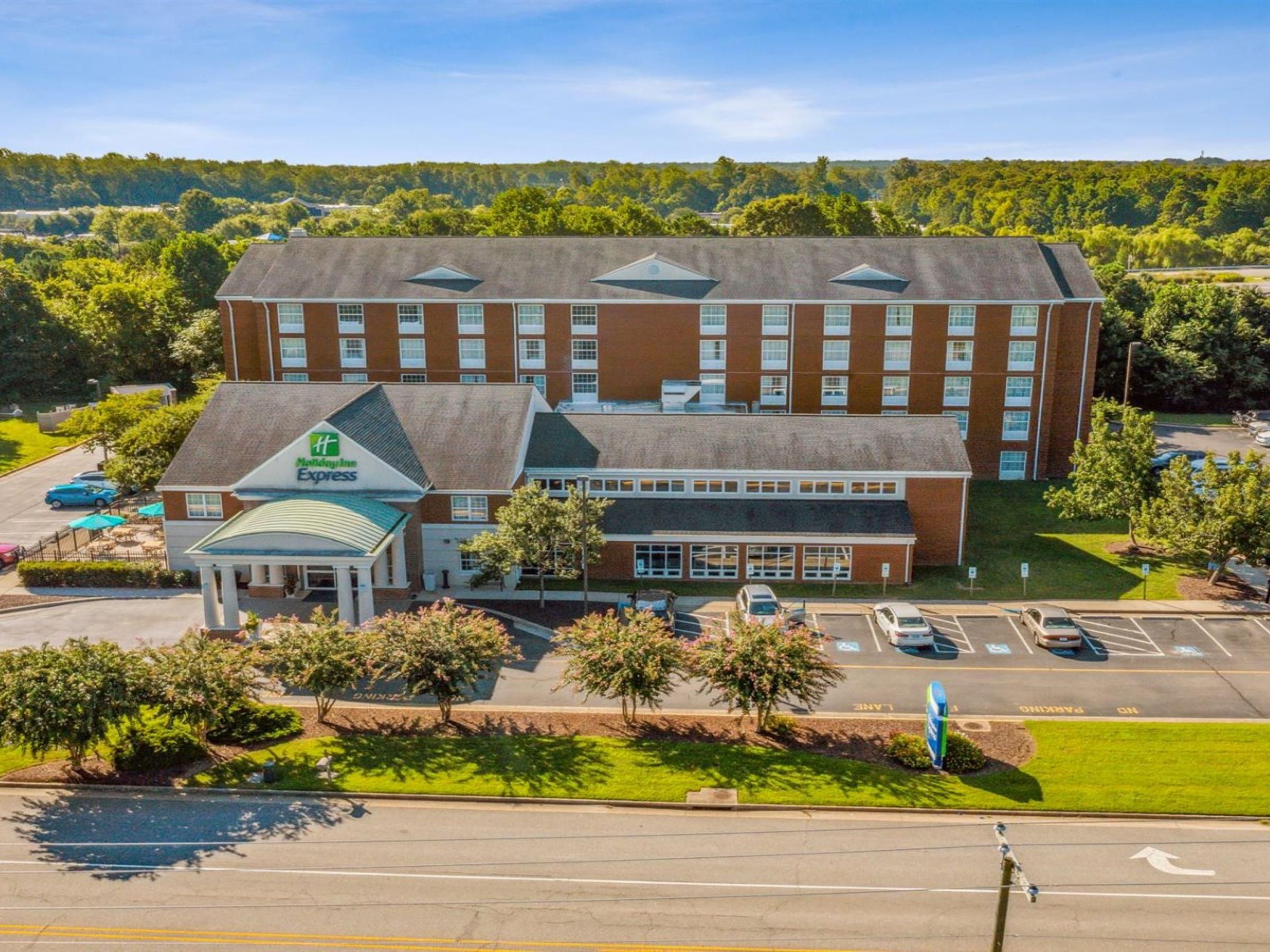 Take advantage of convenient access to complimentary on-site parking so you can come and go with ease. Say goodbye to driving around searching for a parking space, feeding meters, or settling for high parking fees. With our hassle-free parking, you can minimize your stress and maximize your stay.