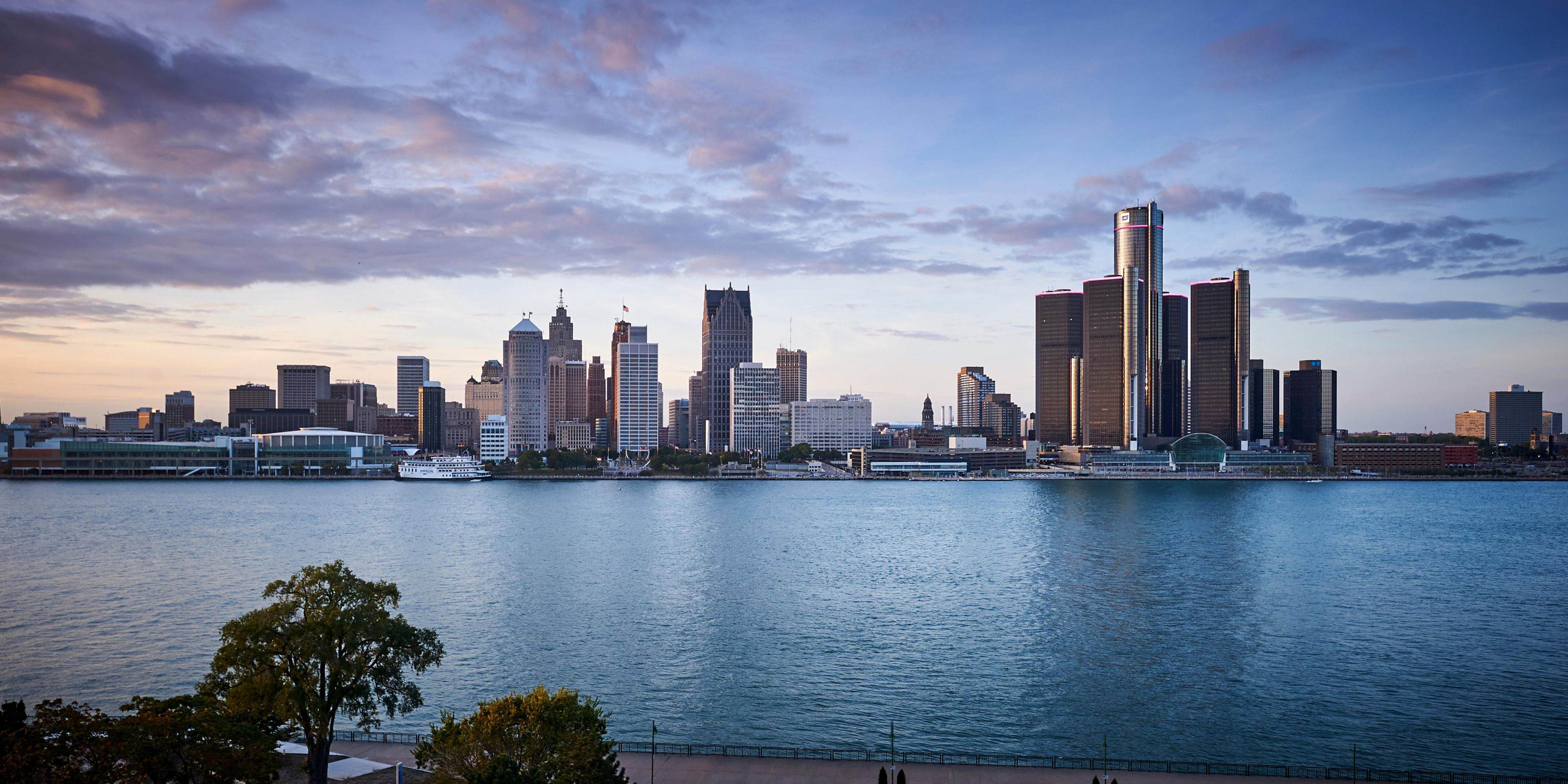 The hotel is situated on the Detroit River where guests can overlook the river and the Detroit City skyline. The views can be enjoyed while eating your morning Express Start Breakfast in one of our waterfront guest rooms.