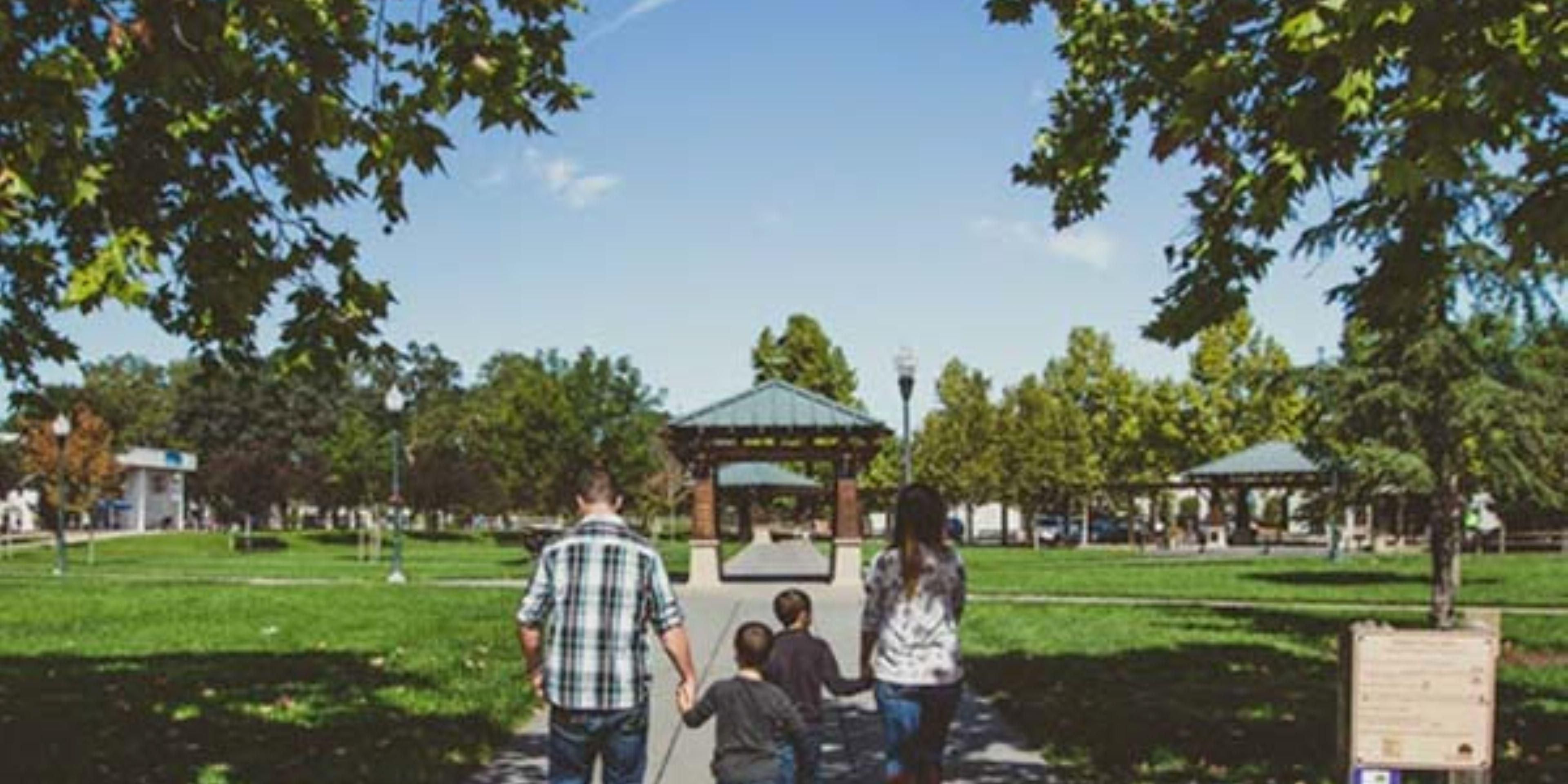 Windsor Town Green, just a short walk from the hotel.  Stop for a picnic or enjoy a meal at one of the local eateries.  Locals and visitors love this spot in Windsor.