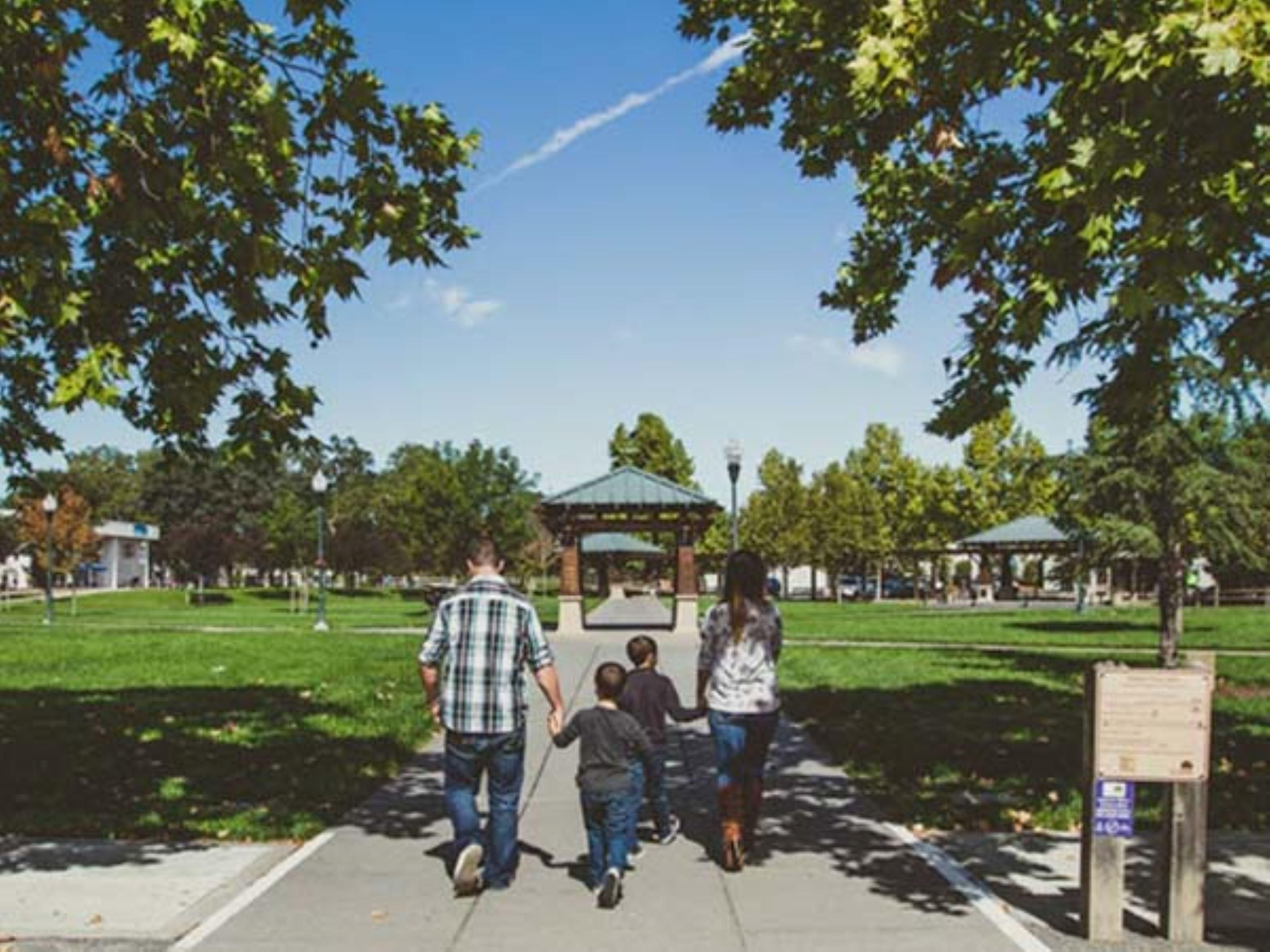 Windsor Town Green, just a short walk from the hotel.  Stop for a picnic or enjoy a meal at one of the local eateries.  Locals and visitors love this spot in Windsor.