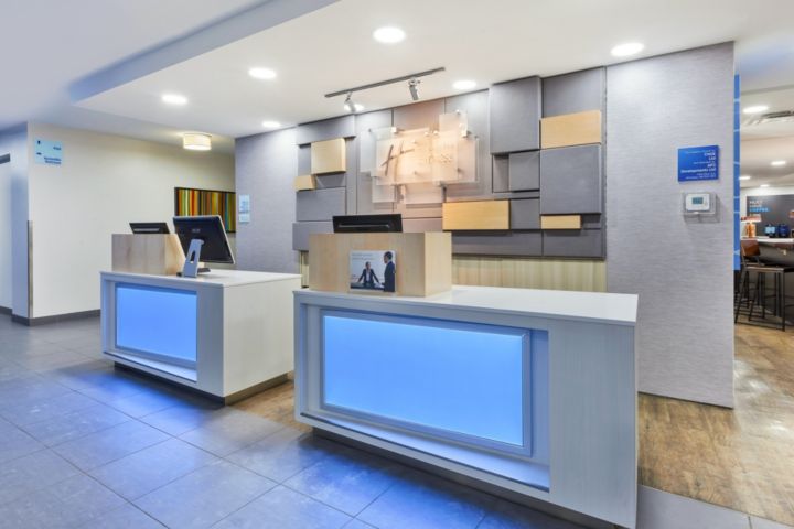 Holiday Inn Express Winnipeg Airport - Polo P