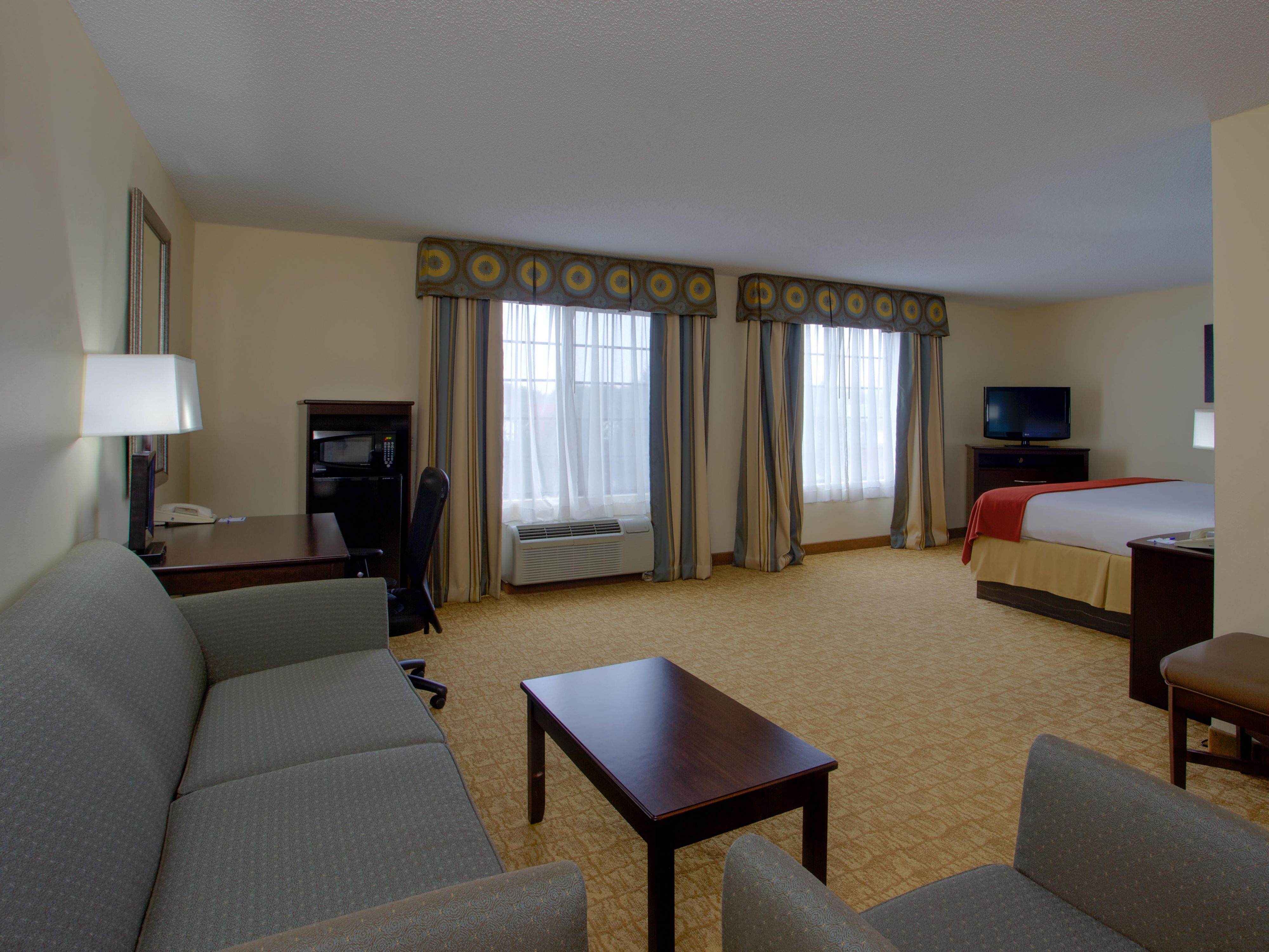 Holiday Inn Express Suite Room image