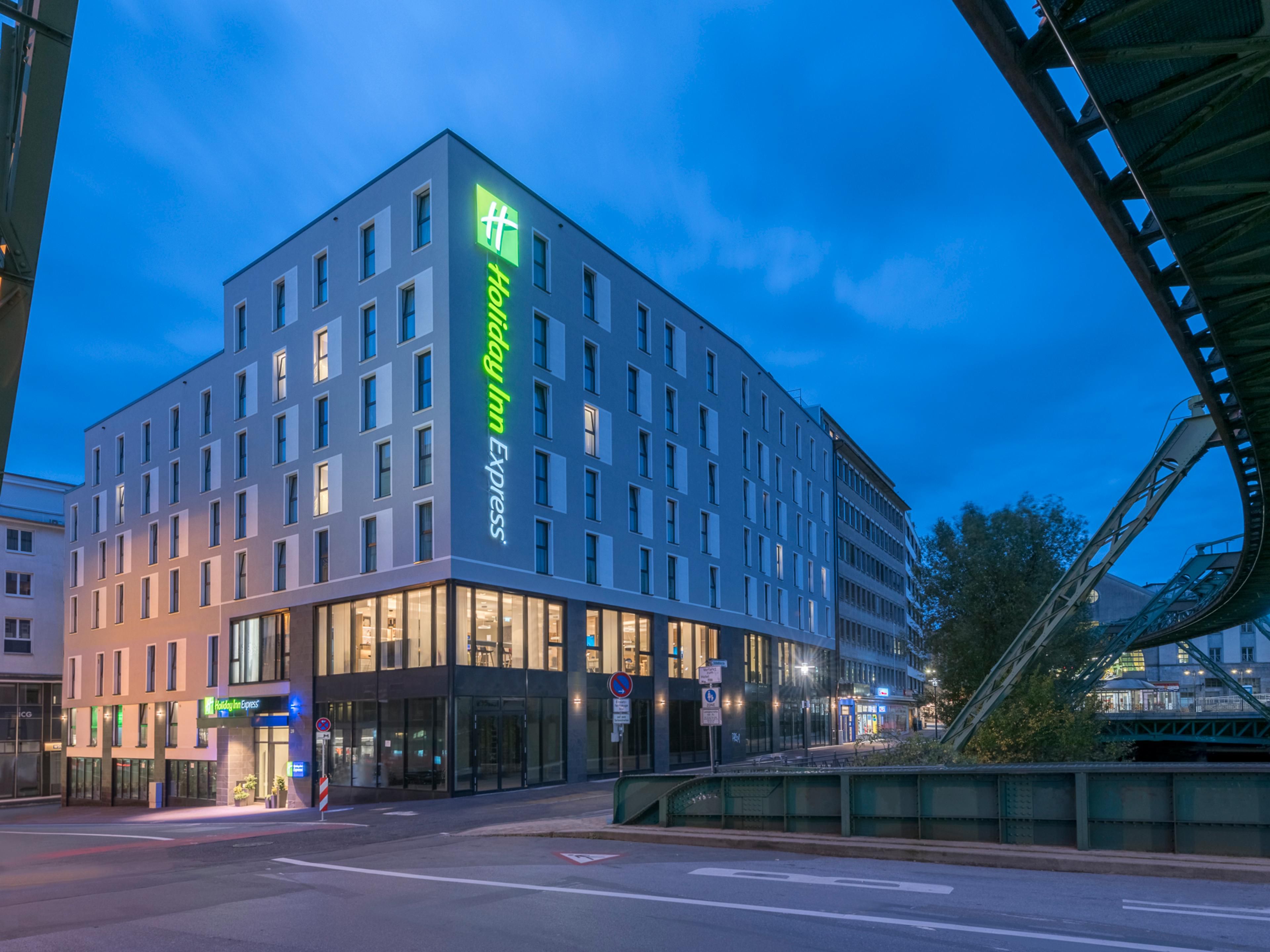 Holiday Inn Express Wuppertal - Exterior in the night