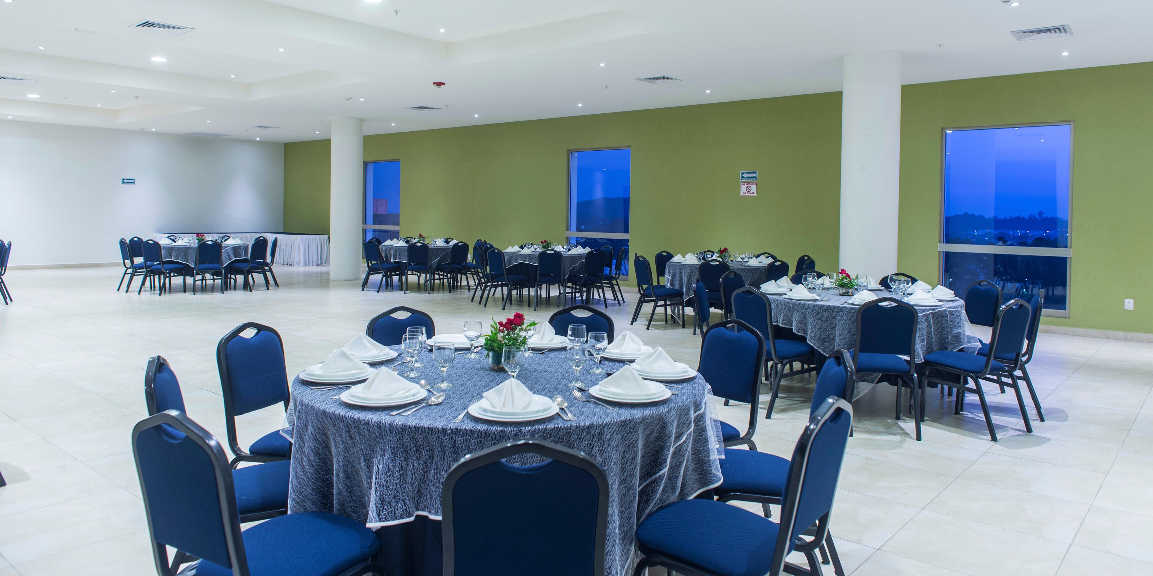 For Baptism, XV years, weddings, meetings, conferences and much more ... We have rooms for up to 800 people and a boardroom with capacity for up to 8 people.