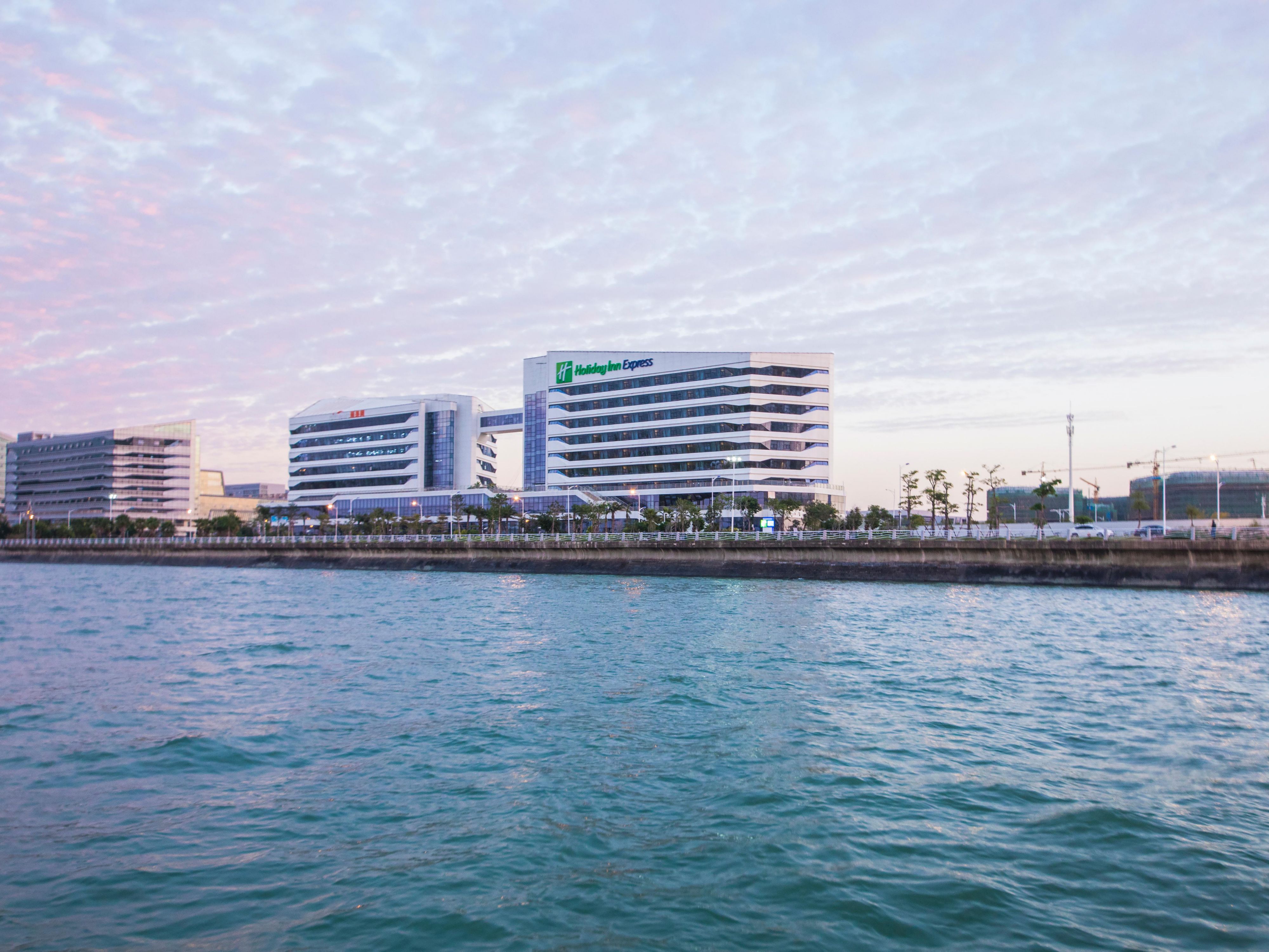 The hotel is located in the aerotropolis area of Xiamen Free Trade Zone, features 188 guest rooms and superior geographical location, adjacent to Xiamen International Airport(15 minutes'drive), faces the sea in the north and faces Jimeixue Village across the sea.